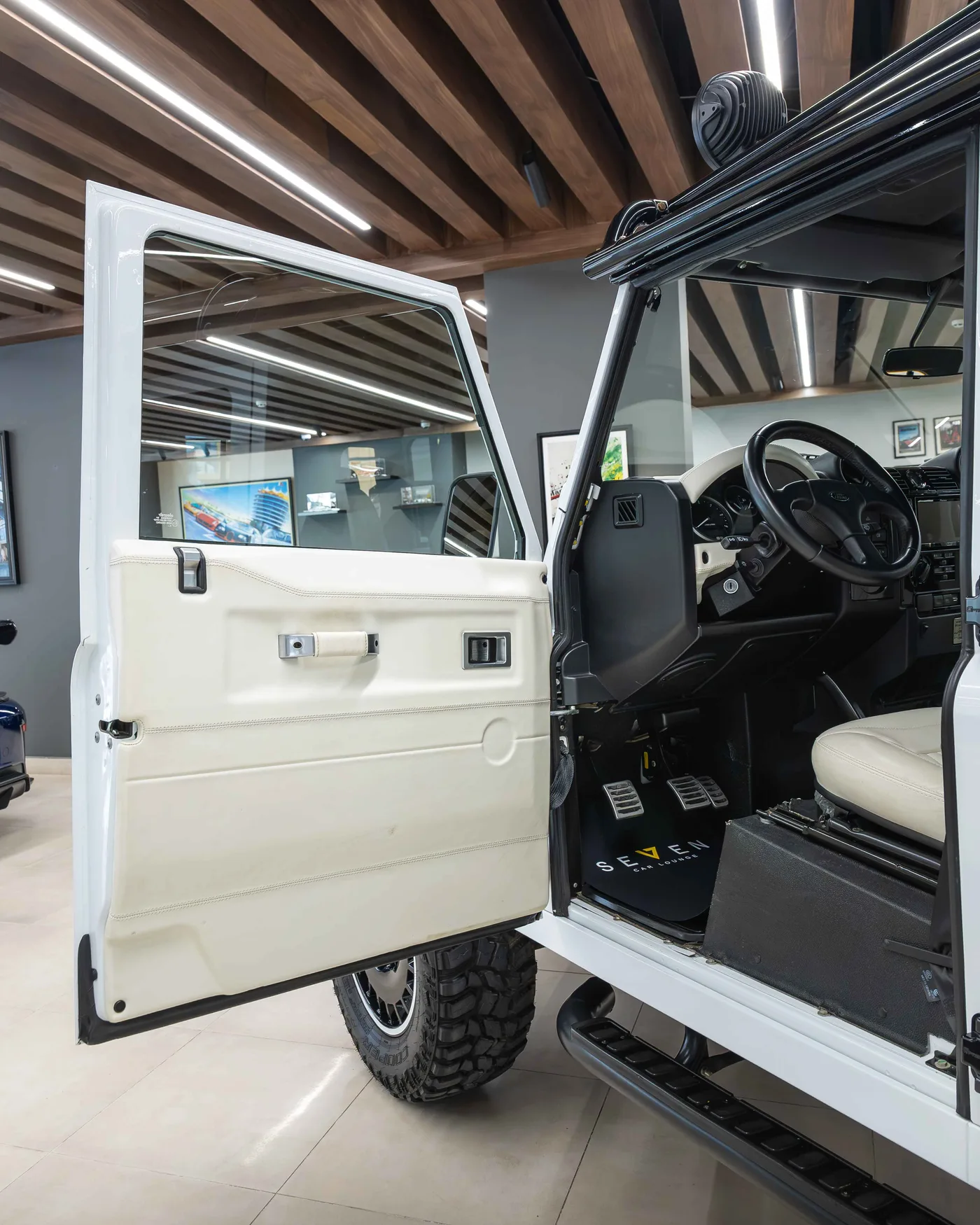 2025 Land Rover Defender angeboten von einem Supersportwagenhändler in Riyadh, Saudi-Arabien, Foto 17 von 20