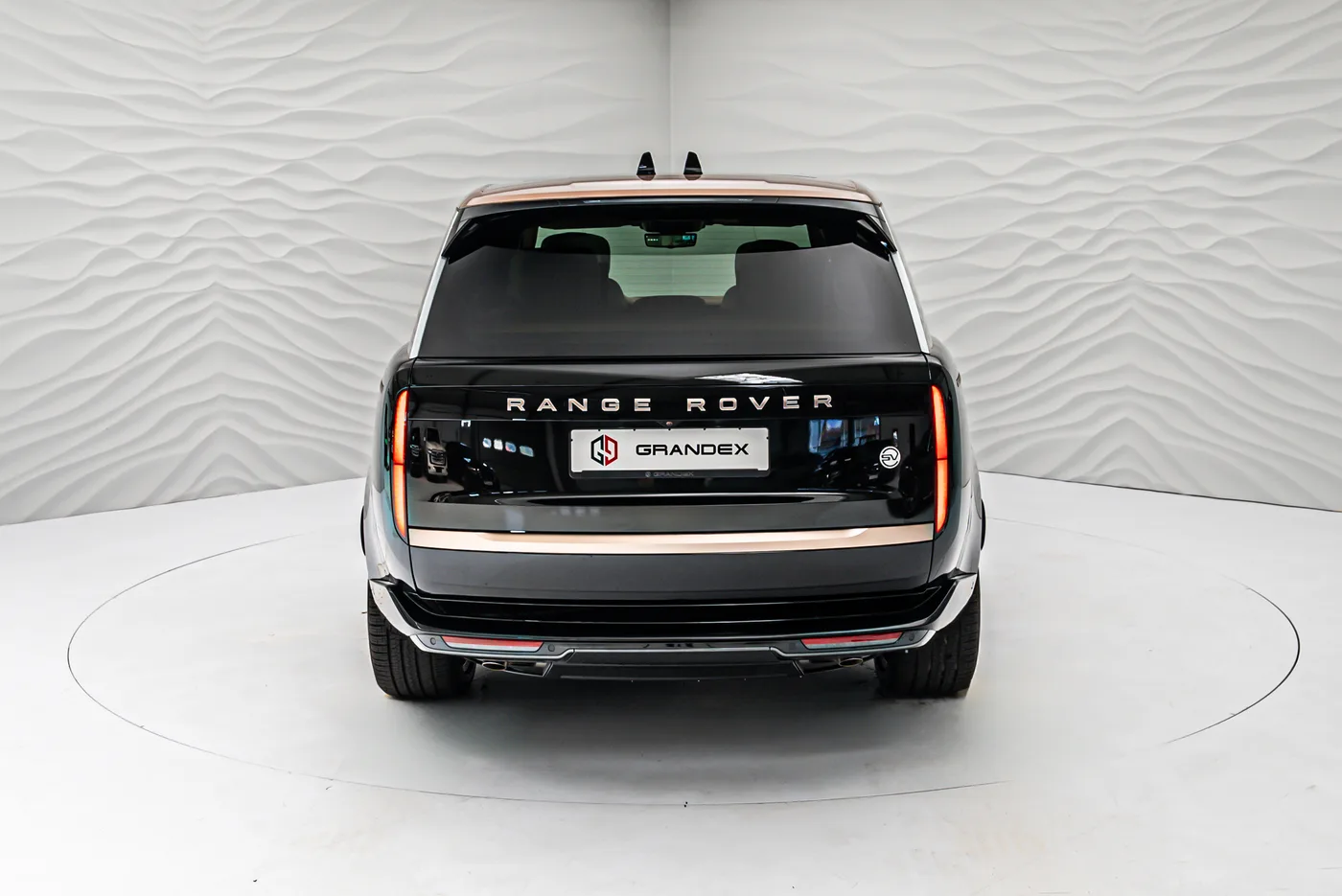 Land Rover Range Rover SV P615, long proposée par un concessionnaire spécialisé à Sengenthal, Allemagne, photo 6 sur 10