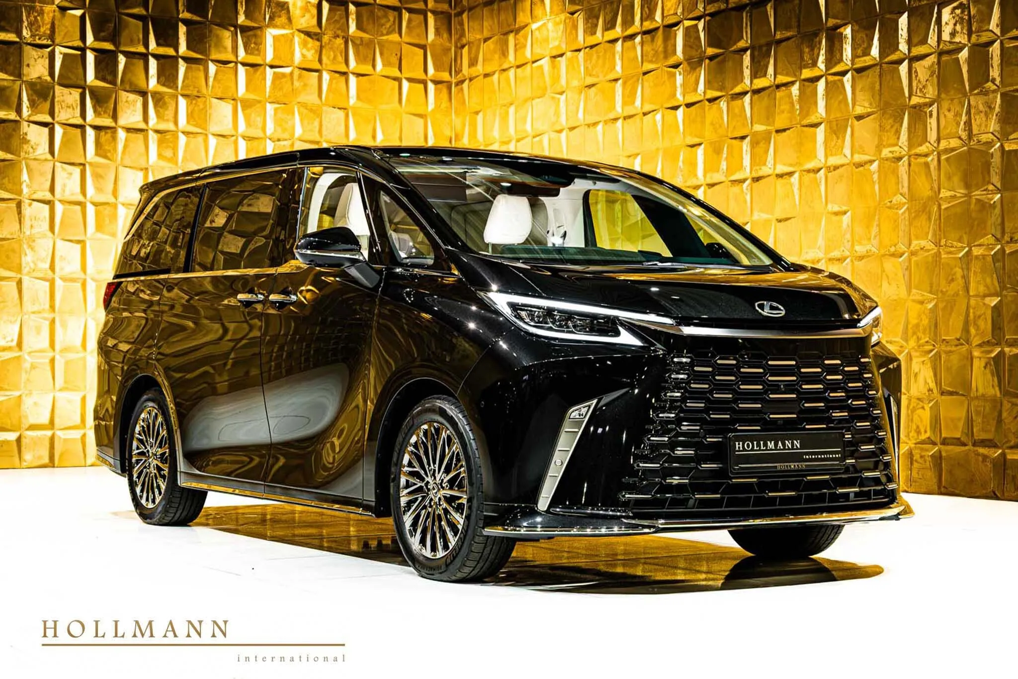 Lexus LM 350h Executive, 7 seats proposée par un concessionnaire spécialisé à Stuhr, Allemagne, photo principale