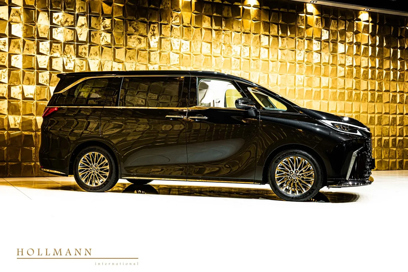 Lexus LM 350h Executive, 7 seats offered by a specialist dealer in Stuhr, Germany, photo 2 of 8