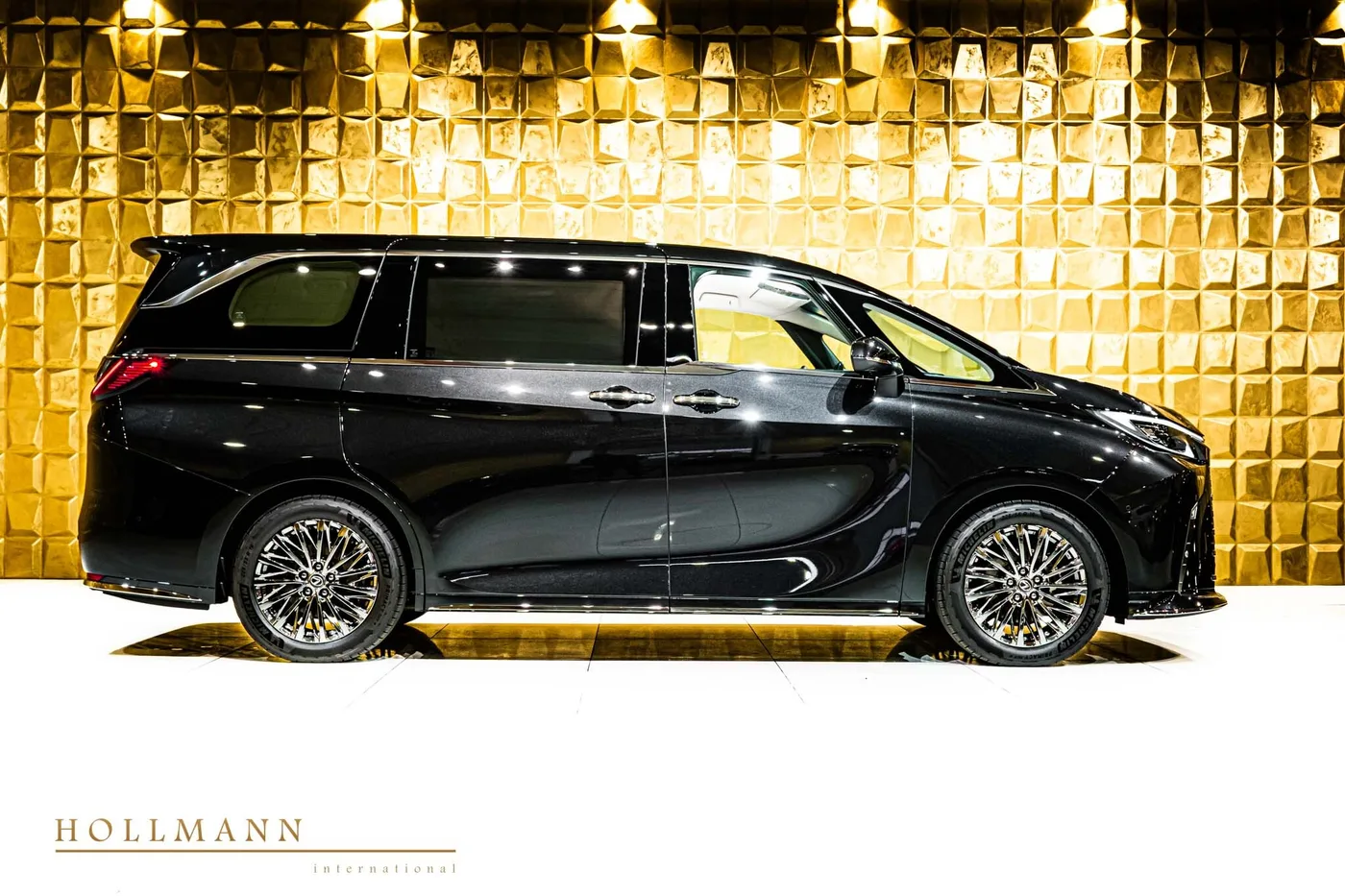 Lexus LM 350h Executive, 7 seats offered by a specialist dealer in Stuhr, Germany, photo 3 of 8