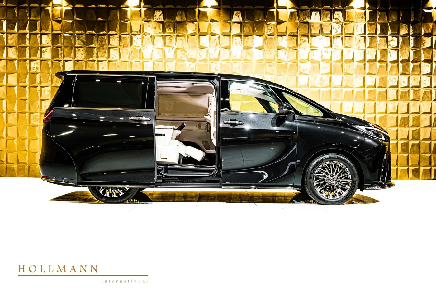 Lexus LM 350h Executive, 7 seats offered by a specialist dealer in Stuhr, Germany, photo 4 of 8
