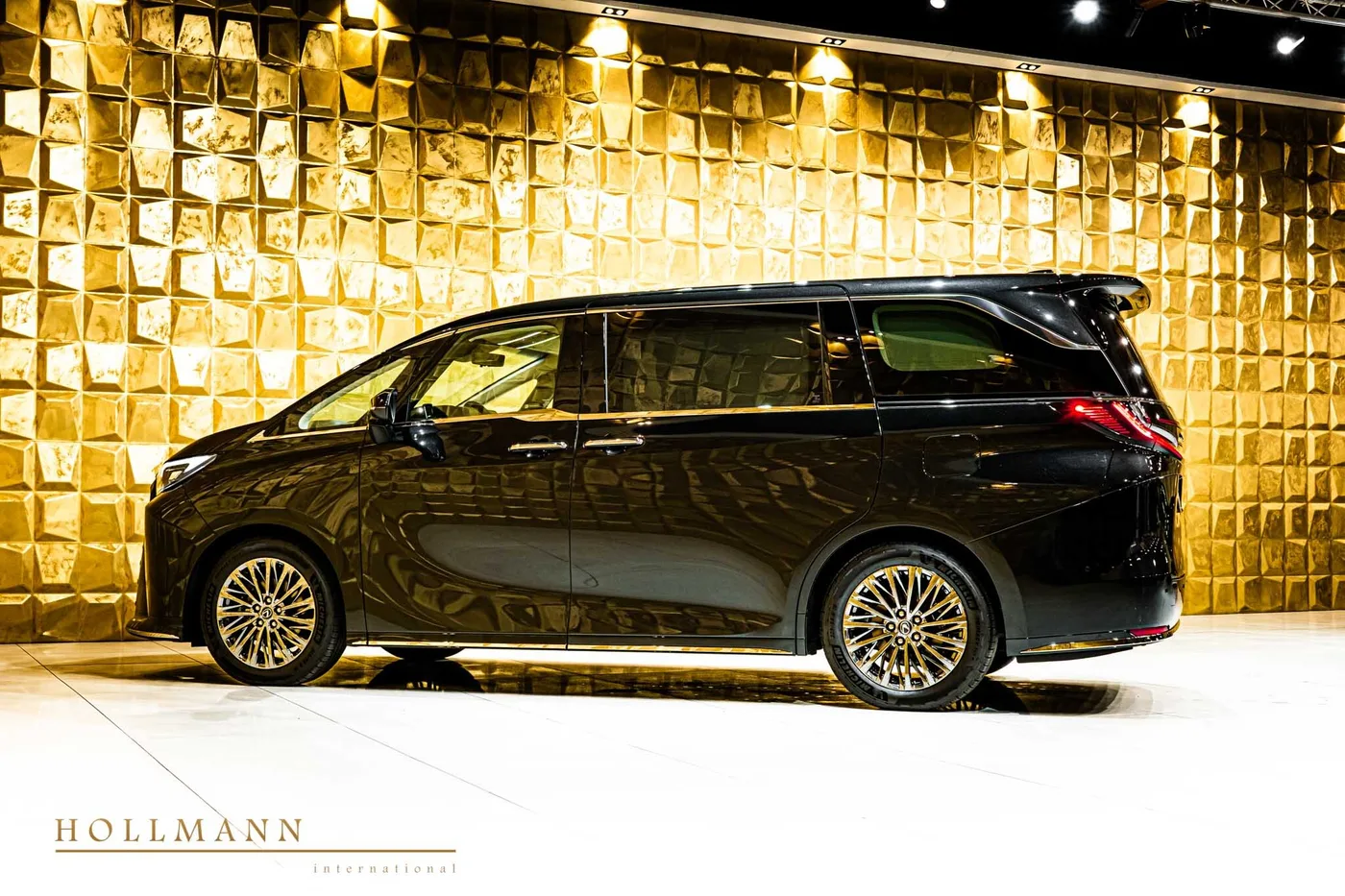 Lexus LM 350h Executive, 7 seats offered by a specialist dealer in Stuhr, Germany, photo 7 of 8