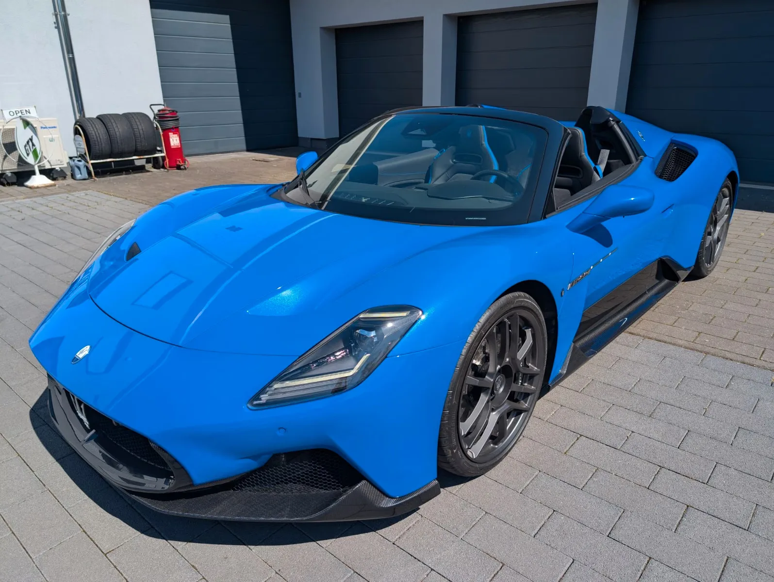 Maserati MC20 Cielo in Blu Infinito, front three-quarter view