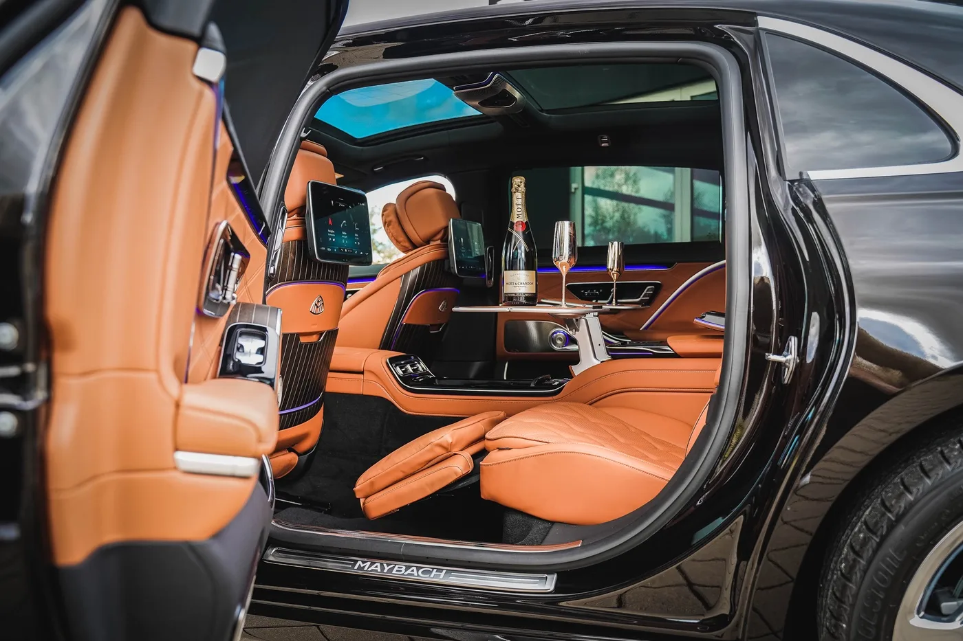 Mercedes-Maybach S 680 4MATIC offered by a specialist dealer in Hechingen, Germany, photo 17 of 25