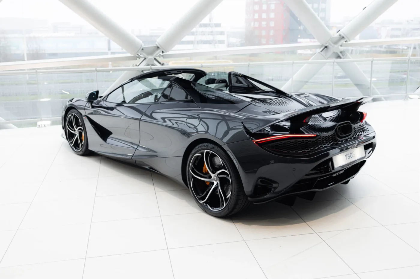 McLaren 750S Spider proposée par un concessionnaire agréé McLaren et Morgan à Utrecht, Pays-Bas, photo 2 sur 25