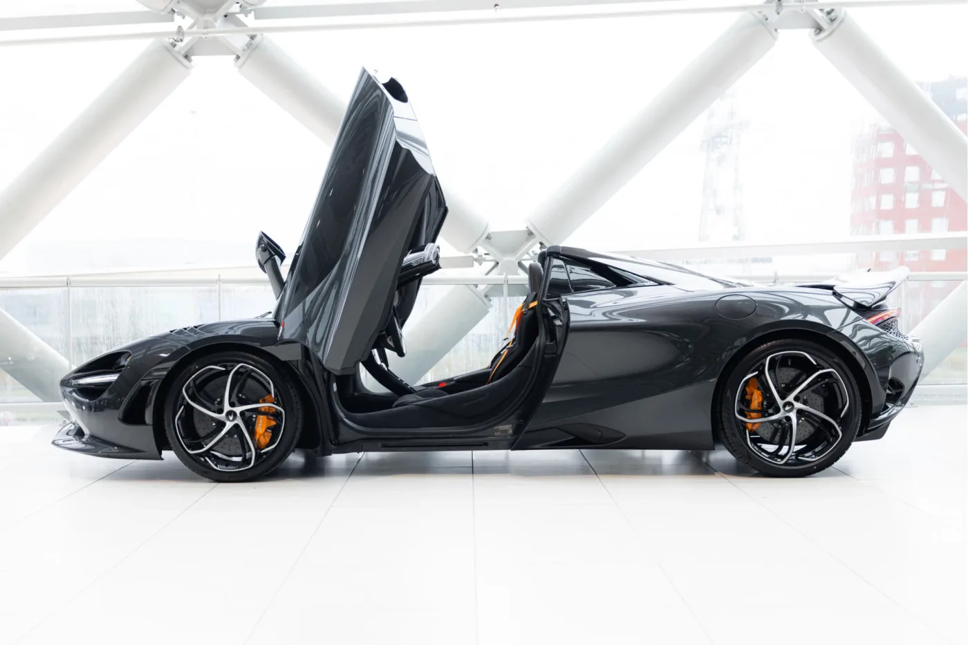 McLaren 750S Spider proposée par un concessionnaire agréé McLaren et Morgan à Utrecht, Pays-Bas, photo 8 sur 25