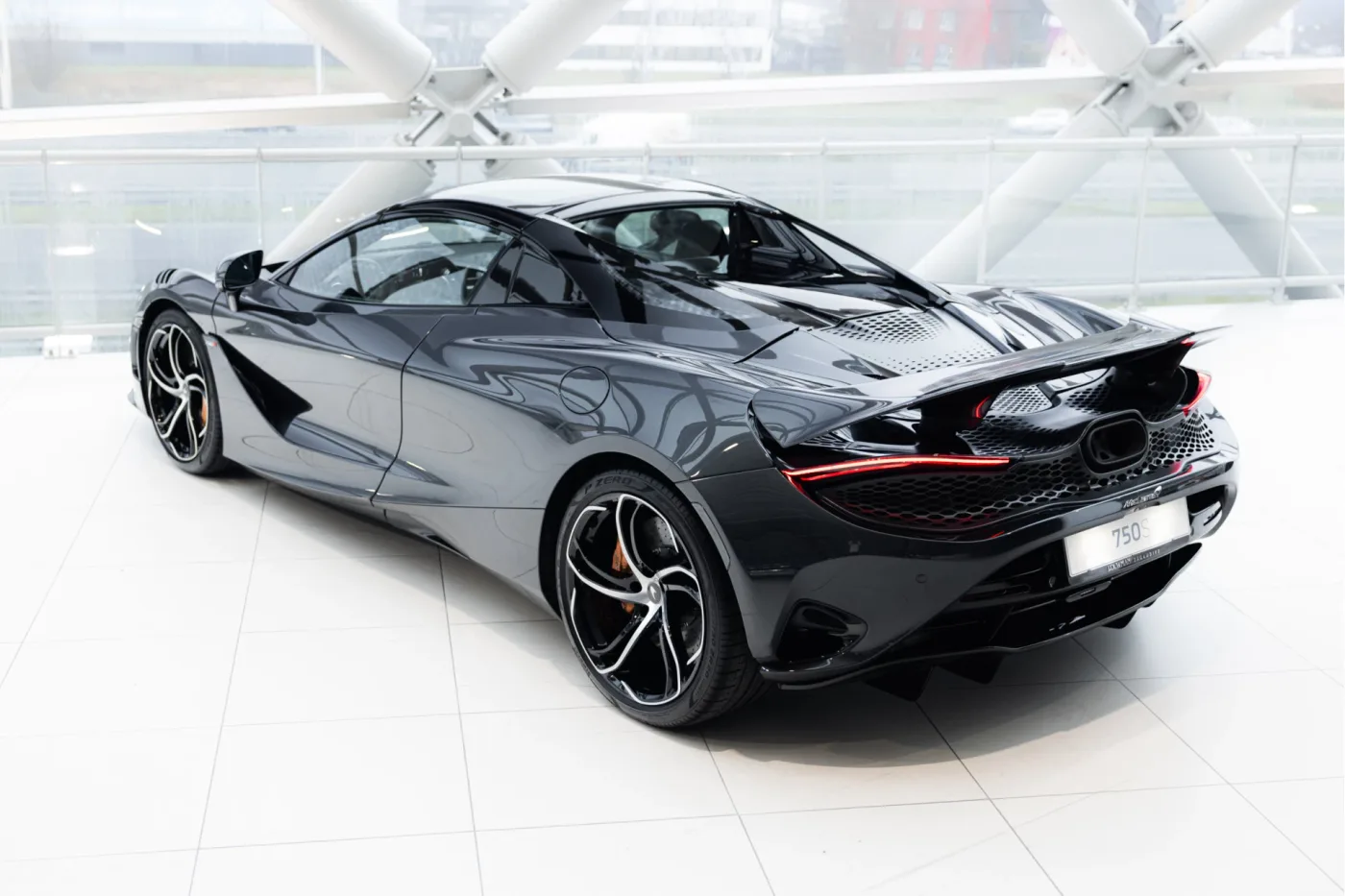 McLaren 750S Spider proposée par un concessionnaire agréé McLaren et Morgan à Utrecht, Pays-Bas, photo 10 sur 25