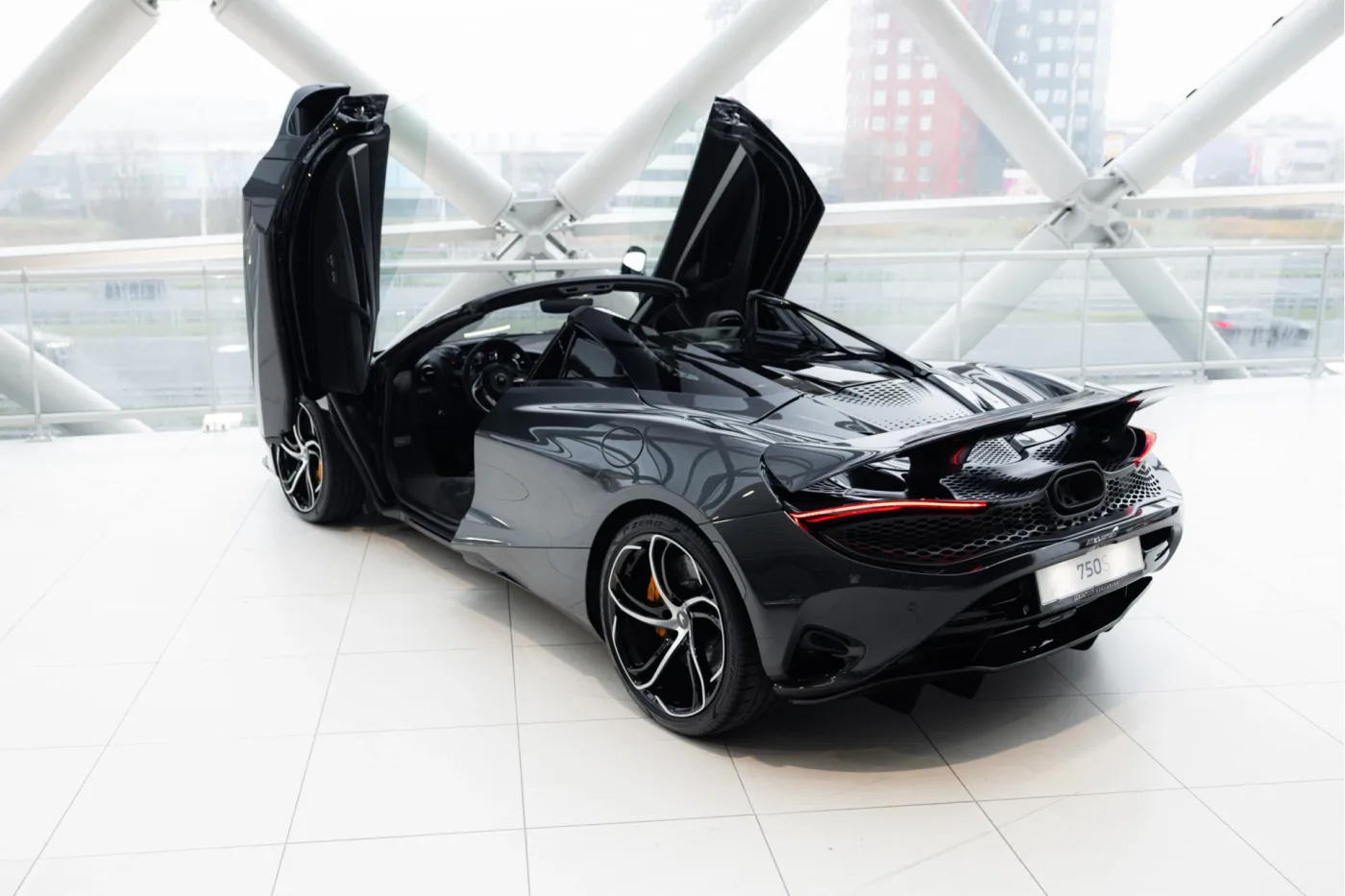 McLaren 750S Spider proposée par un concessionnaire agréé McLaren et Morgan à Utrecht, Pays-Bas, photo 11 sur 25