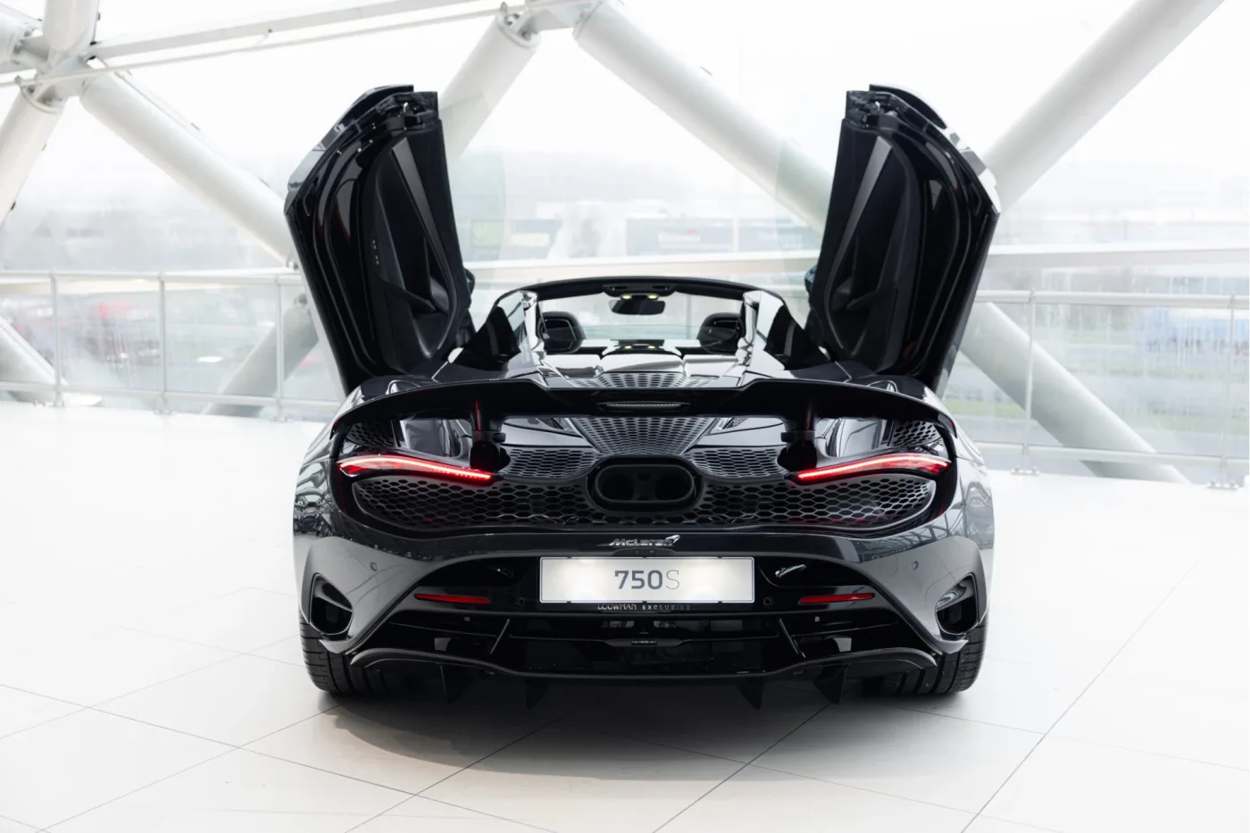 McLaren 750S Spider proposée par un concessionnaire agréé McLaren et Morgan à Utrecht, Pays-Bas, photo 12 sur 25