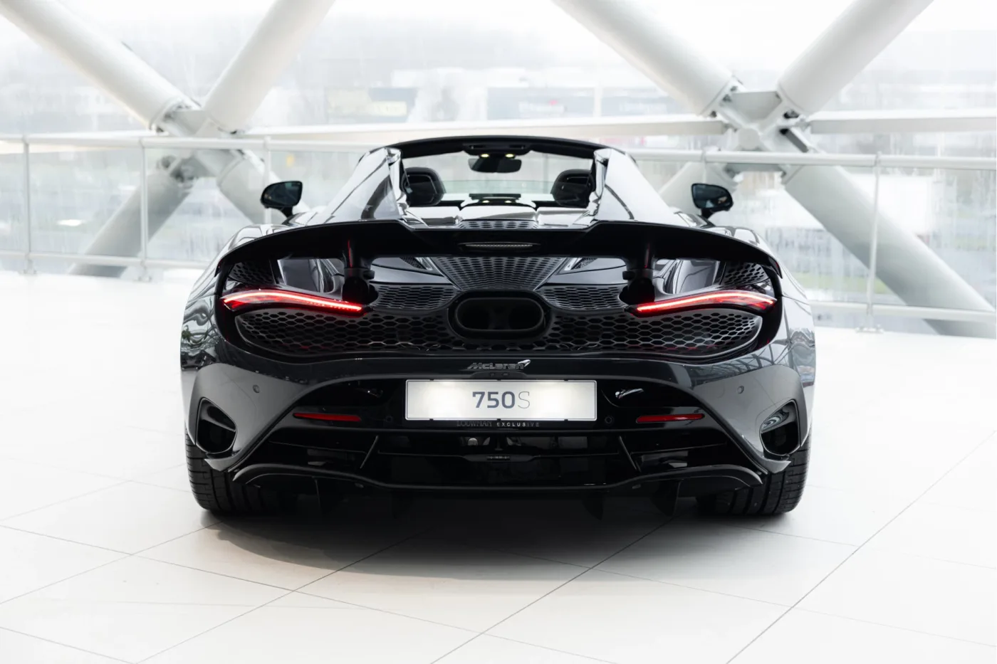 McLaren 750S Spider proposée par un concessionnaire agréé McLaren et Morgan à Utrecht, Pays-Bas, photo 14 sur 25