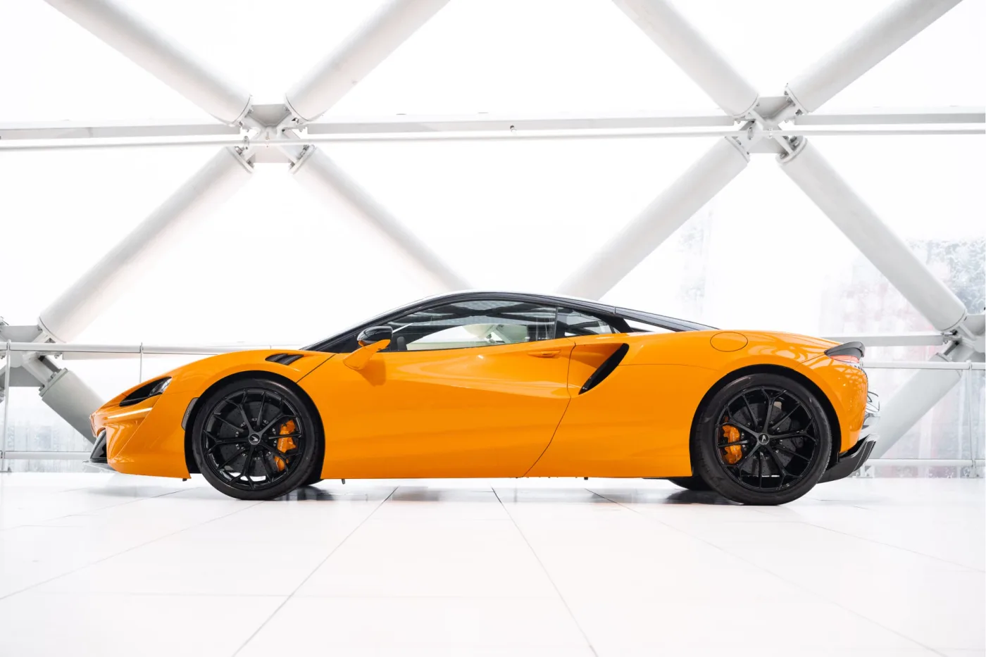 McLaren Artura proposée par un concessionnaire agréé McLaren et Morgan à Utrecht, Pays-Bas, photo 8 sur 25