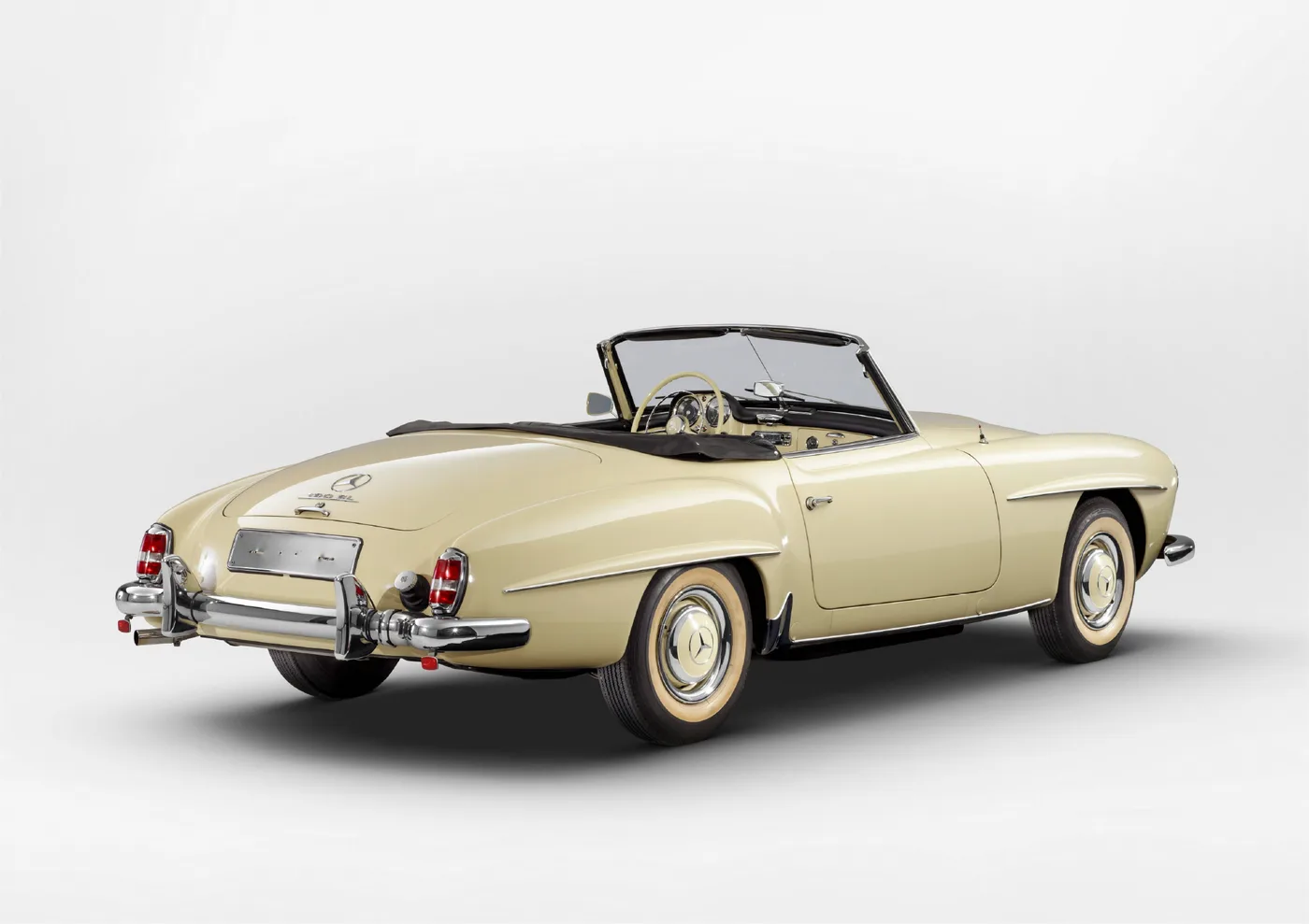 1962 Mercedes-Benz 190 SL Roadster offered by a collector car specialist in Lindau, Germany, photo 2 of 13