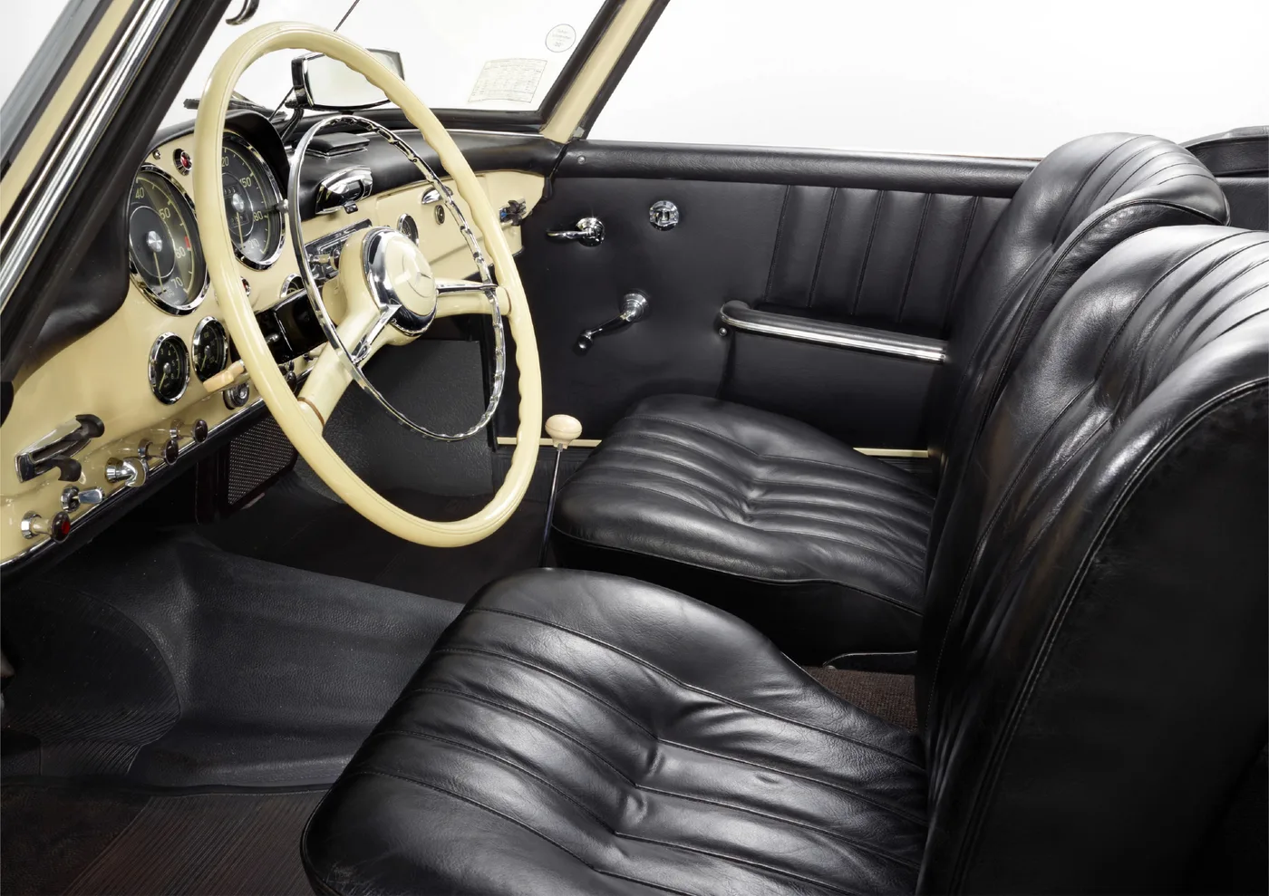 1962 Mercedes-Benz 190 SL Roadster offered by a collector car specialist in Lindau, Germany, photo 4 of 13