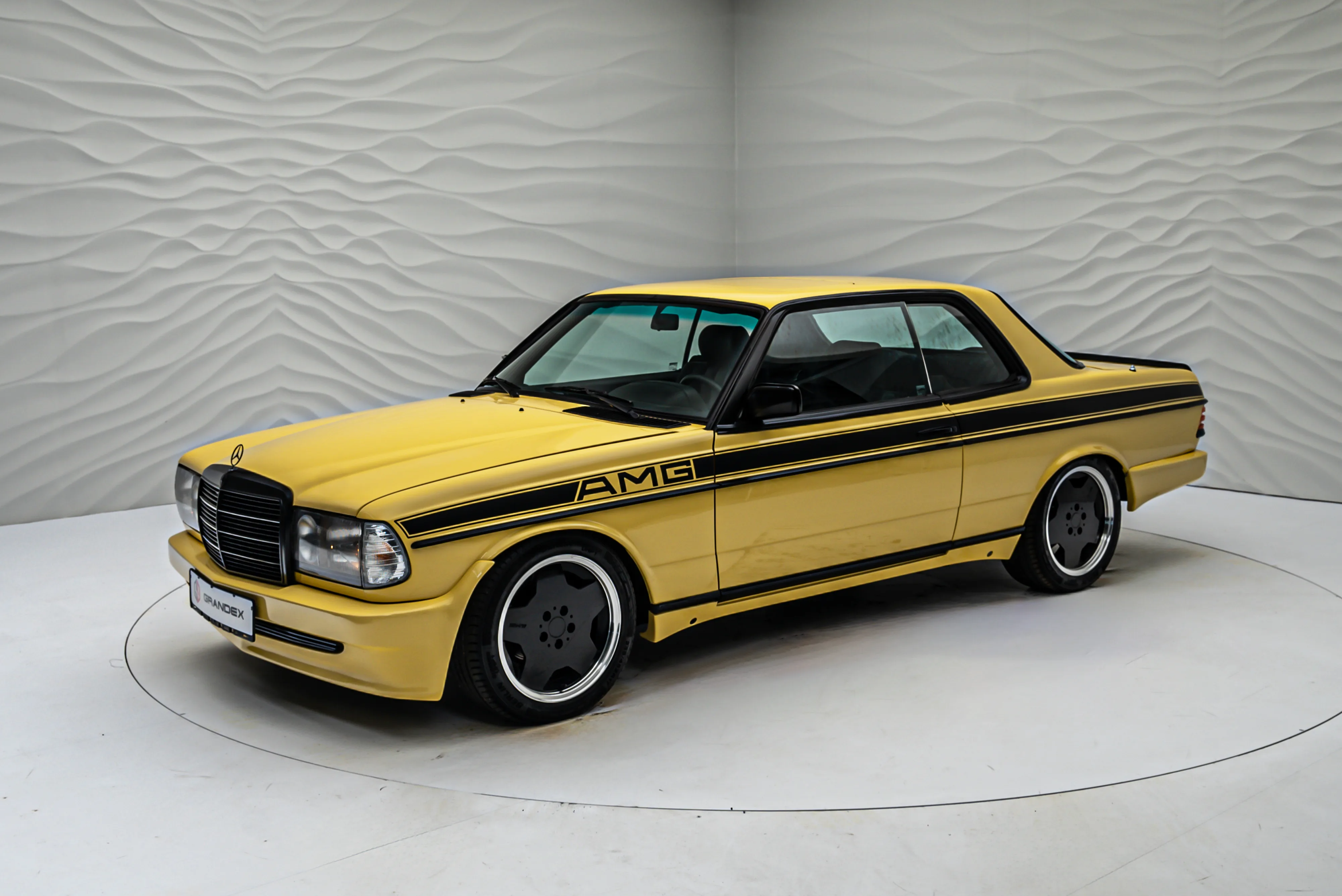 Mercedes-Benz 280 CE angeboten von einem Supersportwagenhändler in Sengenthal, Deutschland, Hauptfoto