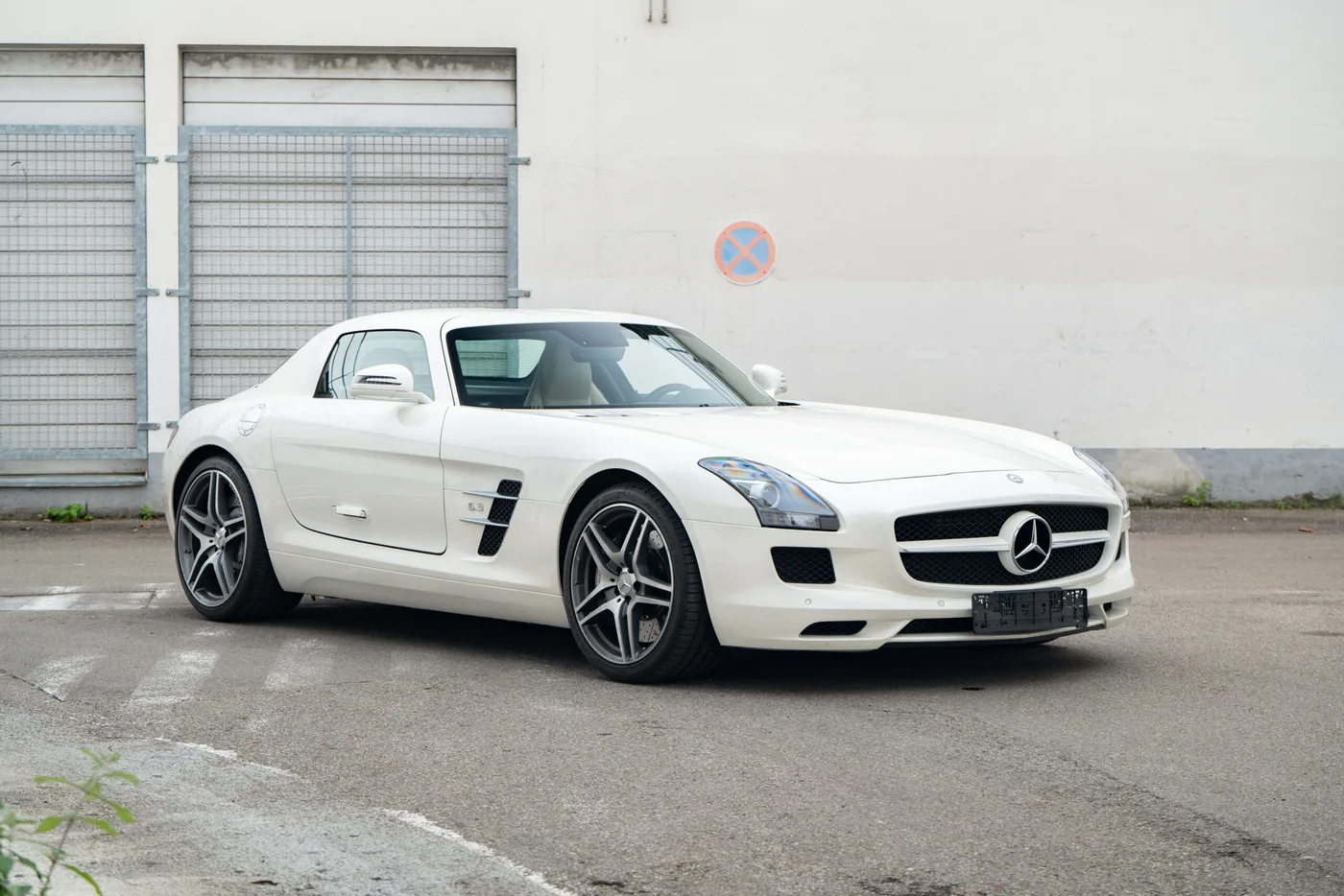 2010 Mercedes-Benz SLS AMG offered by a collector car specialist in Lindau, Germany, photo 4 of 29