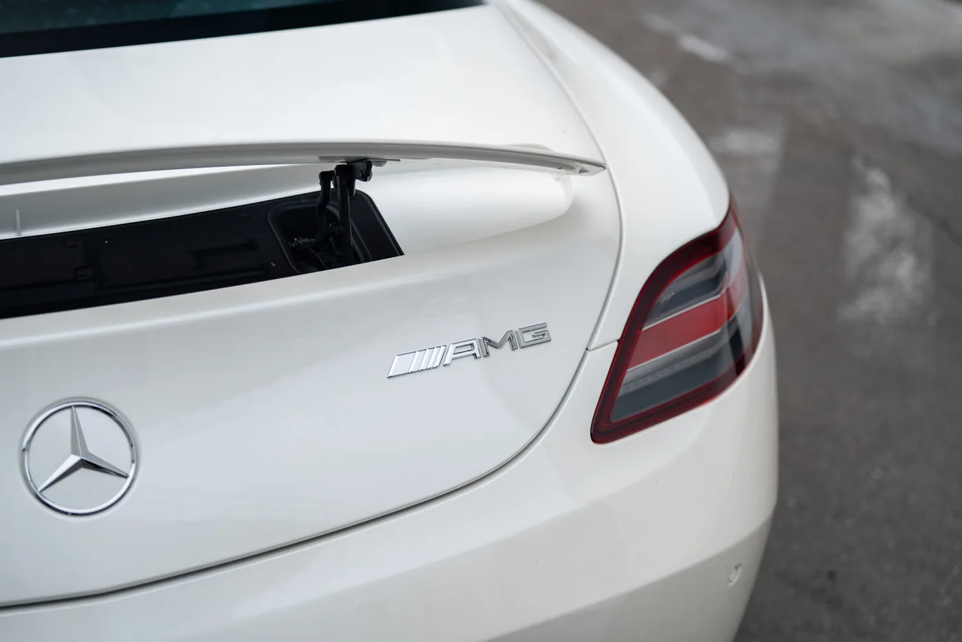 2010 Mercedes-Benz SLS AMG offered by a collector car specialist in Lindau, Germany, photo 7 of 29