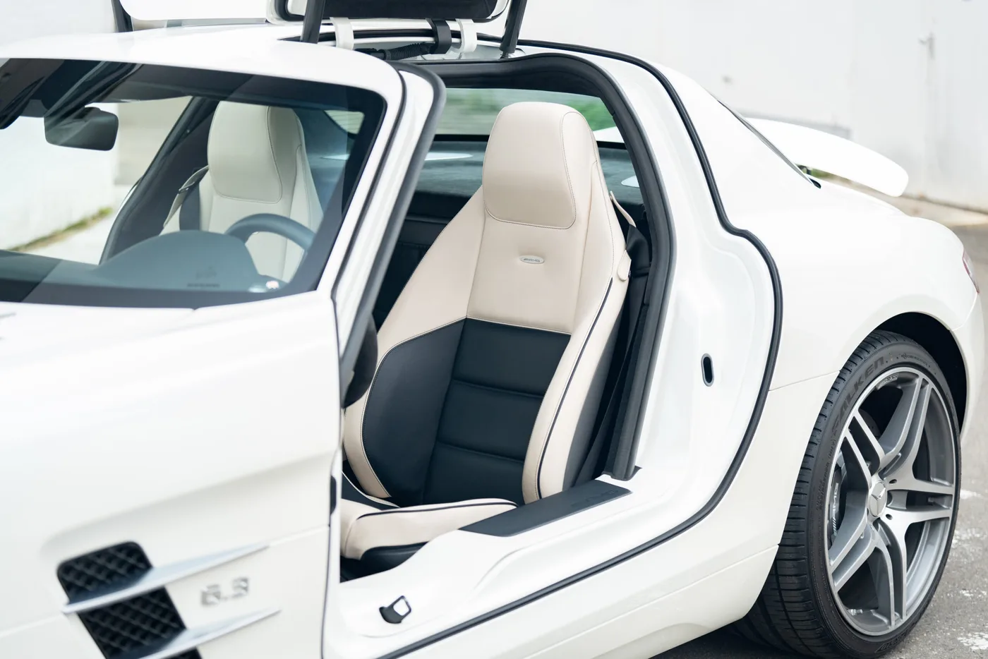 2010 Mercedes-Benz SLS AMG offered by a collector car specialist in Lindau, Germany, photo 8 of 29