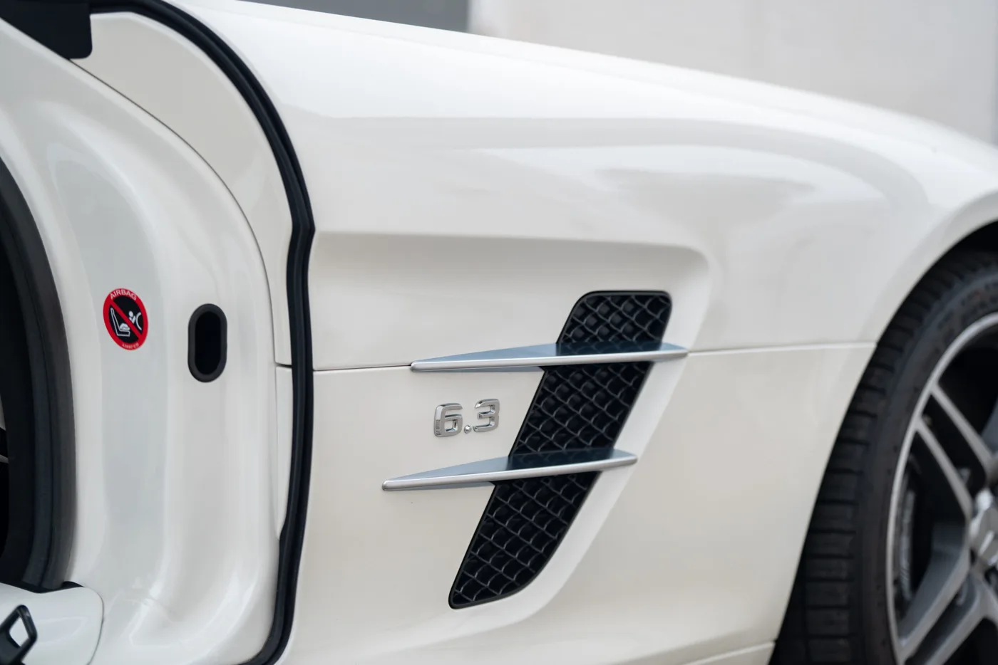 2010 Mercedes-Benz SLS AMG offered by a collector car specialist in Lindau, Germany, photo 10 of 29