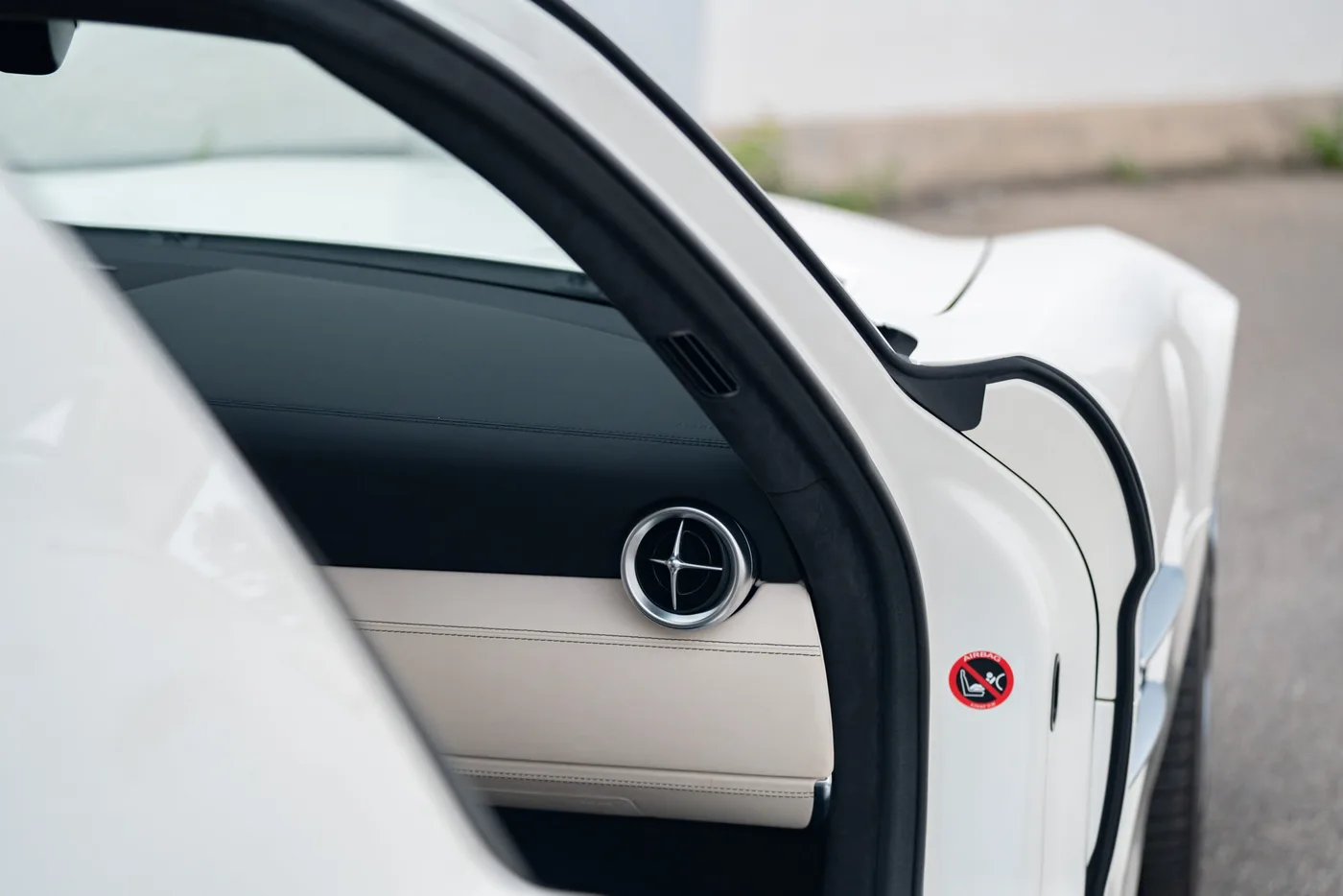 2010 Mercedes-Benz SLS AMG offered by a collector car specialist in Lindau, Germany, photo 11 of 29