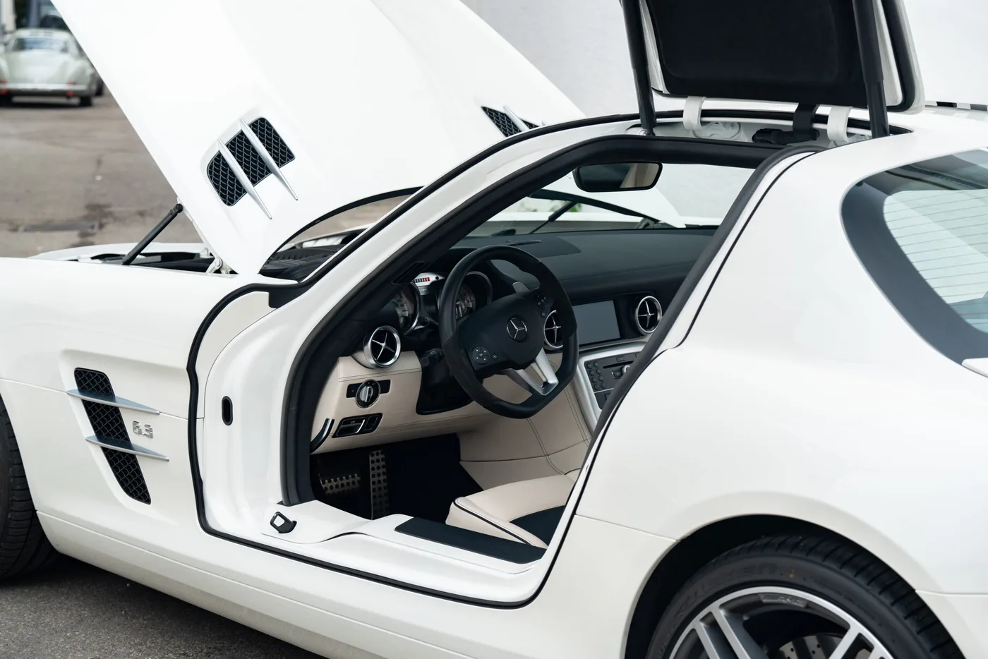 2010 Mercedes-Benz SLS AMG offered by a collector car specialist in Lindau, Germany, photo 12 of 29