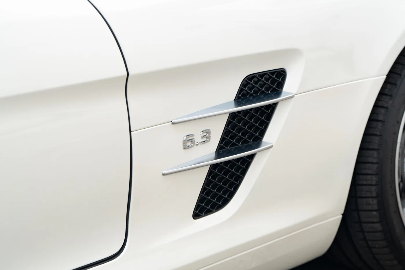 2010 Mercedes-Benz SLS AMG offered by a collector car specialist in Lindau, Germany, photo 13 of 29