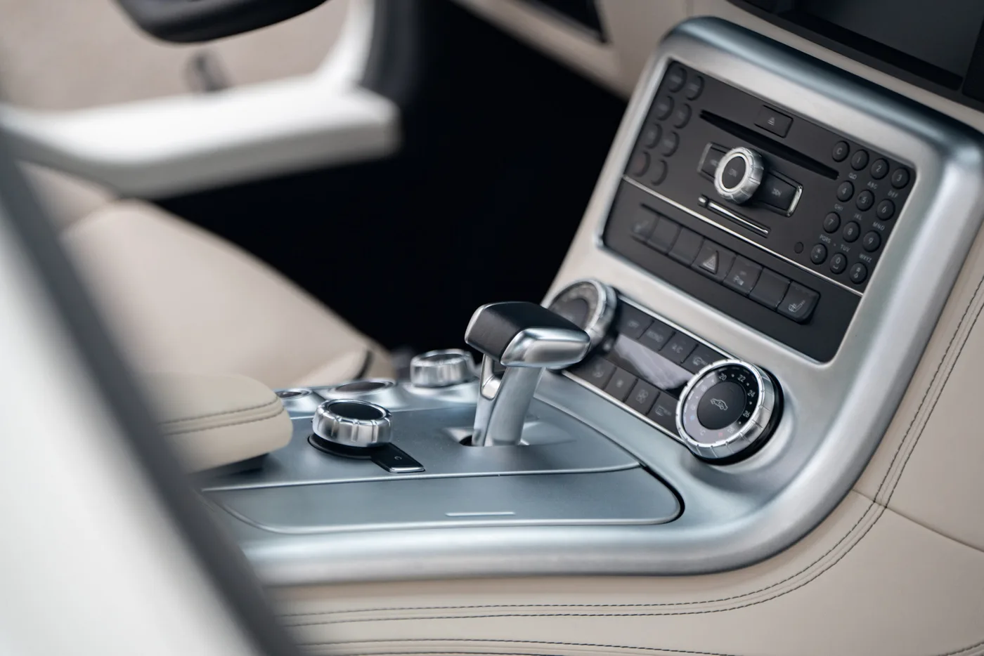 2010 Mercedes-Benz SLS AMG offered by a collector car specialist in Lindau, Germany, photo 14 of 29
