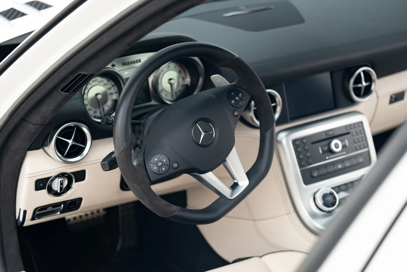 2010 Mercedes-Benz SLS AMG offered by a collector car specialist in Lindau, Germany, photo 15 of 29