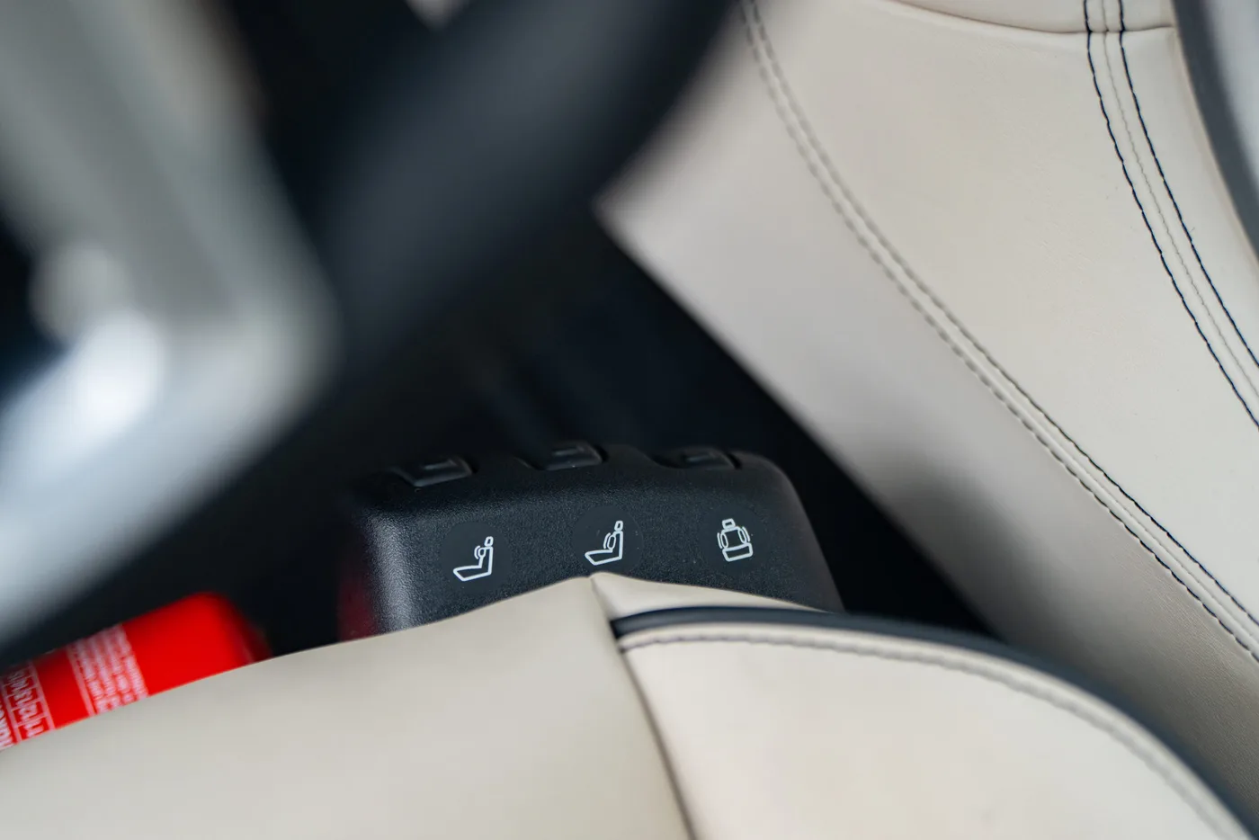 2010 Mercedes-Benz SLS AMG offered by a collector car specialist in Lindau, Germany, photo 16 of 29
