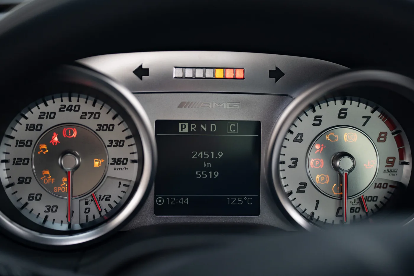 2010 Mercedes-Benz SLS AMG offered by a collector car specialist in Lindau, Germany, photo 17 of 29