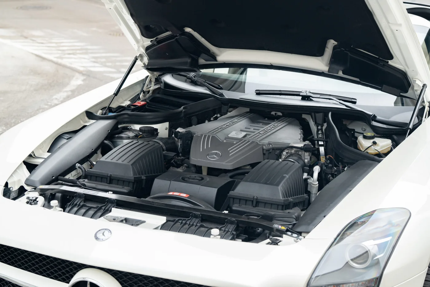 2010 Mercedes-Benz SLS AMG offered by a collector car specialist in Lindau, Germany, photo 18 of 29