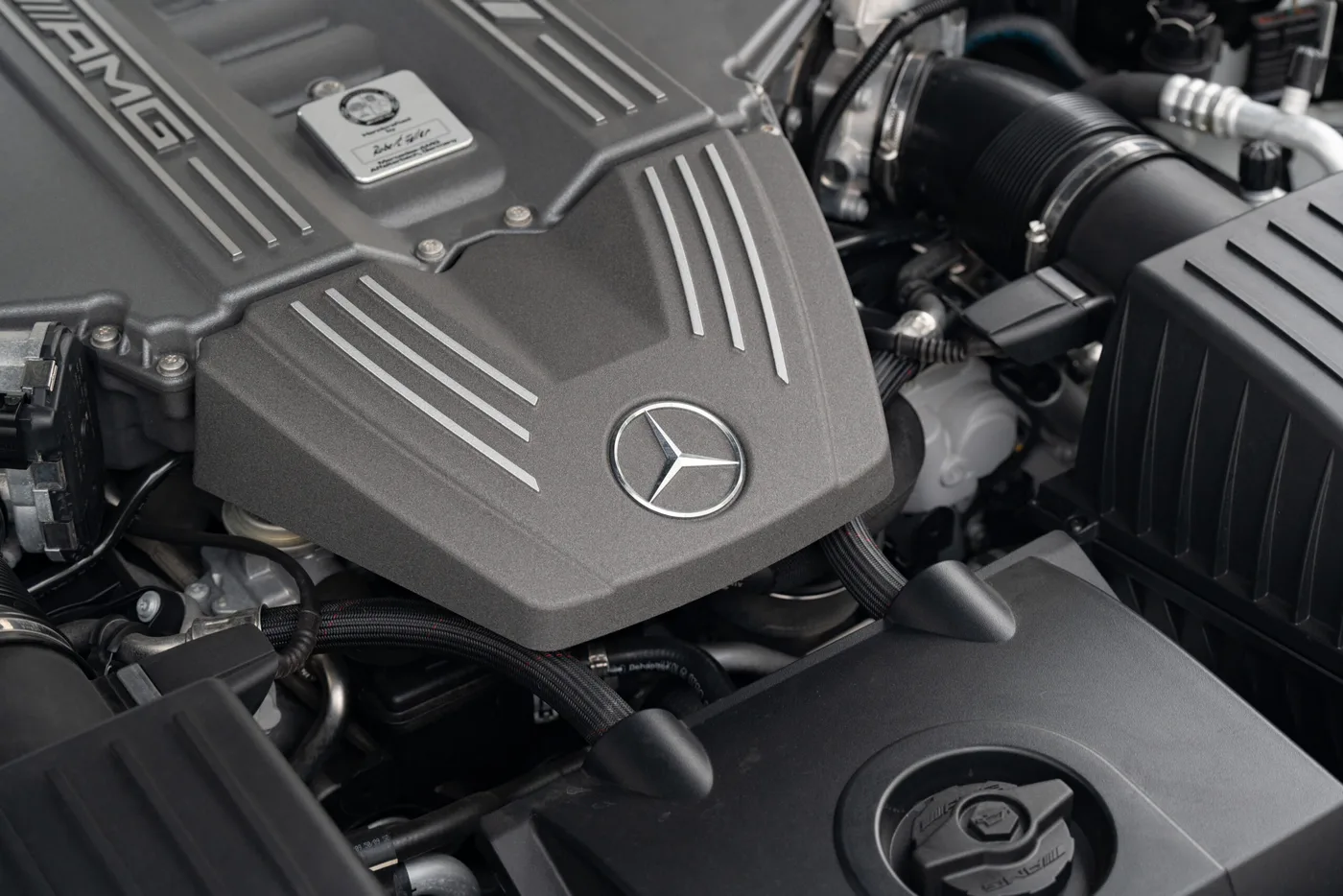 2010 Mercedes-Benz SLS AMG offered by a collector car specialist in Lindau, Germany, photo 19 of 29