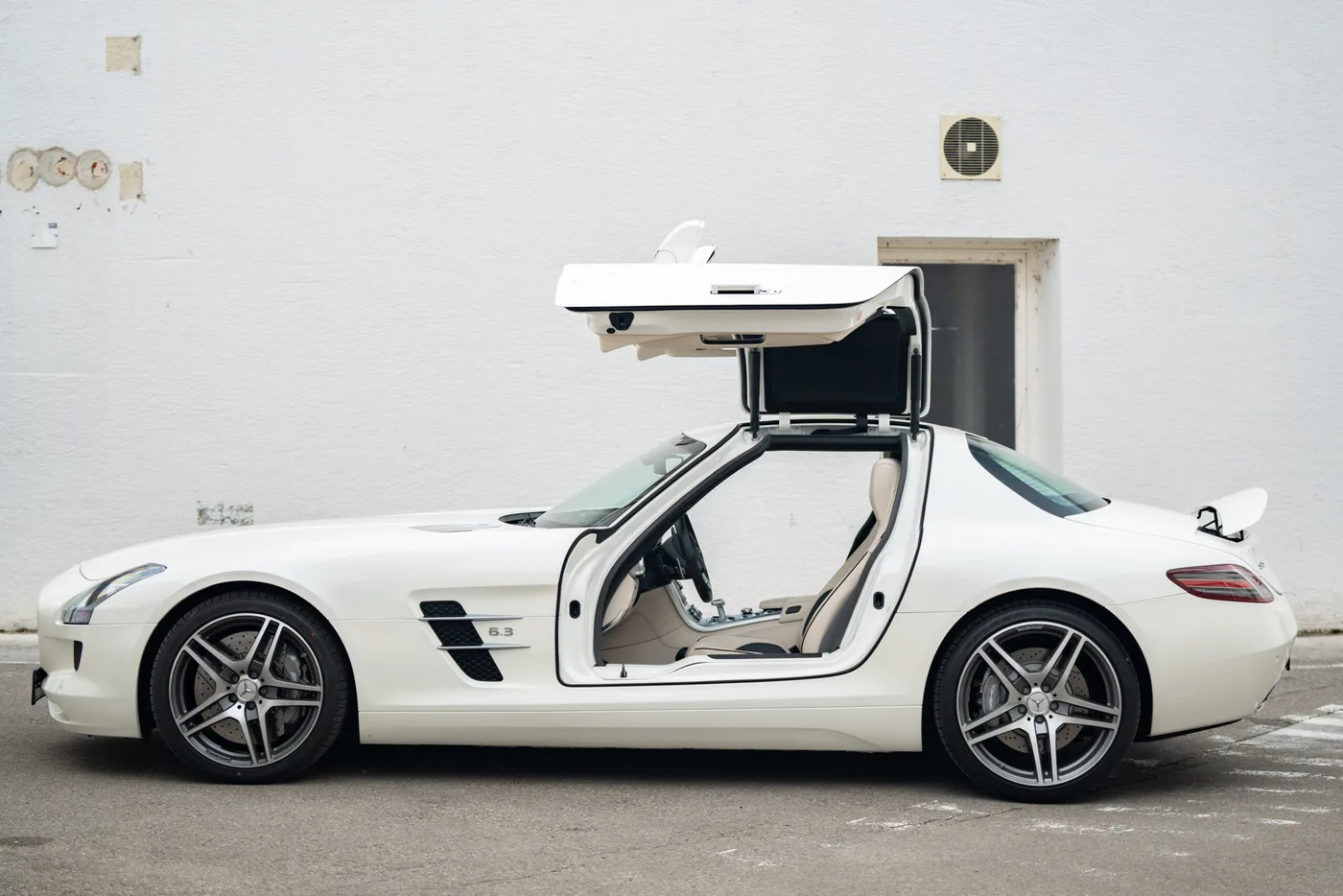 2010 Mercedes-Benz SLS AMG offered by a collector car specialist in Lindau, Germany, photo 26 of 29