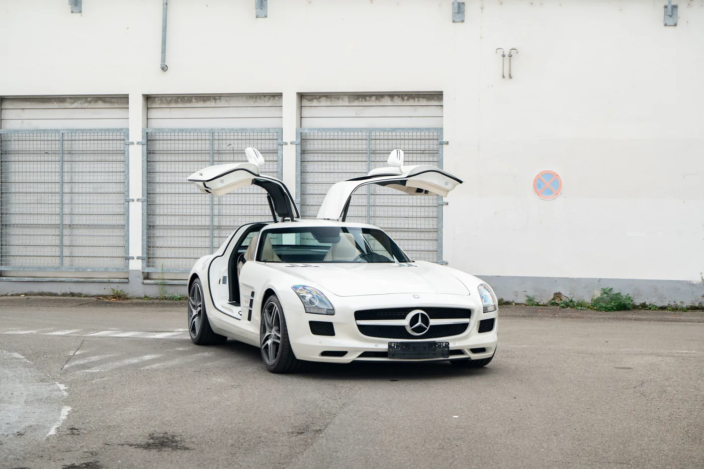 2010 Mercedes-Benz SLS AMG offered by a collector car specialist in Lindau, Germany, photo 28 of 29