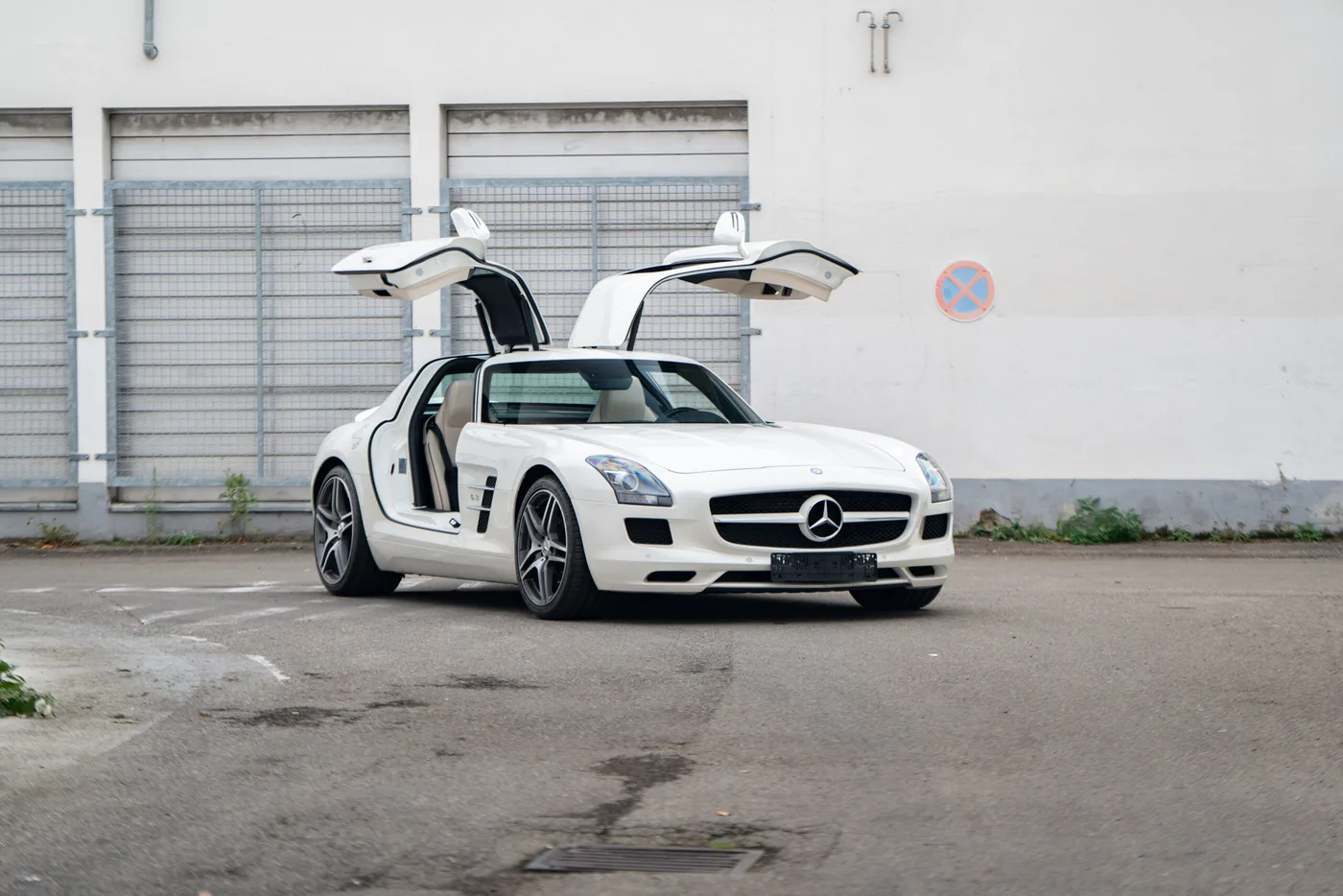 2010 Mercedes-Benz SLS AMG offered by a collector car specialist in Lindau, Germany, photo 29 of 29