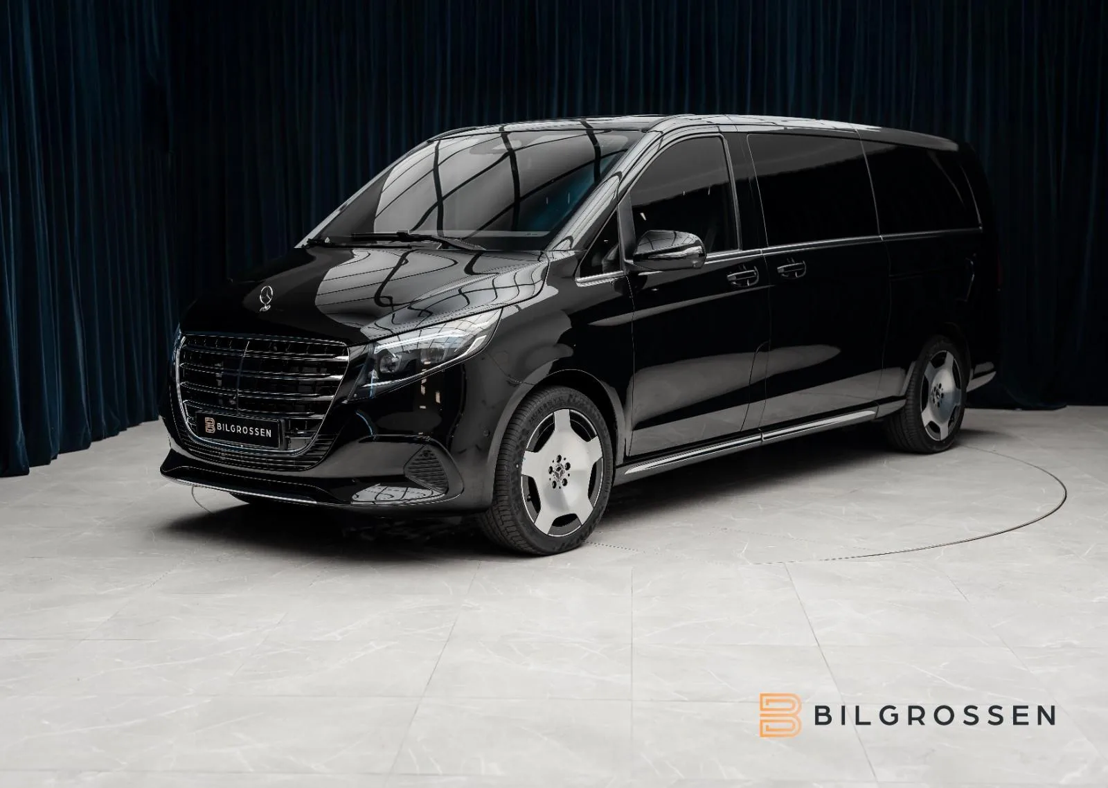 Mercedes-Benz V 300 d 4MATIC, Exclusive, extra-long proposée par un concessionnaire spécialisé à Täby, Suède, photo principale