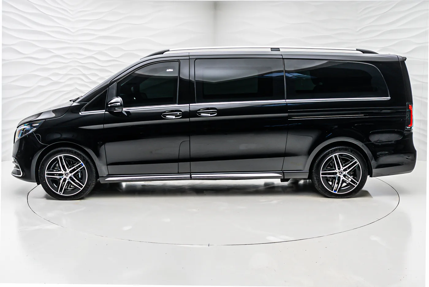Mercedes-Benz V 300 d 4MATIC, extra-long, armoured B6 proposée par un concessionnaire spécialisé à Sengenthal, Allemagne, photo 3 sur 10