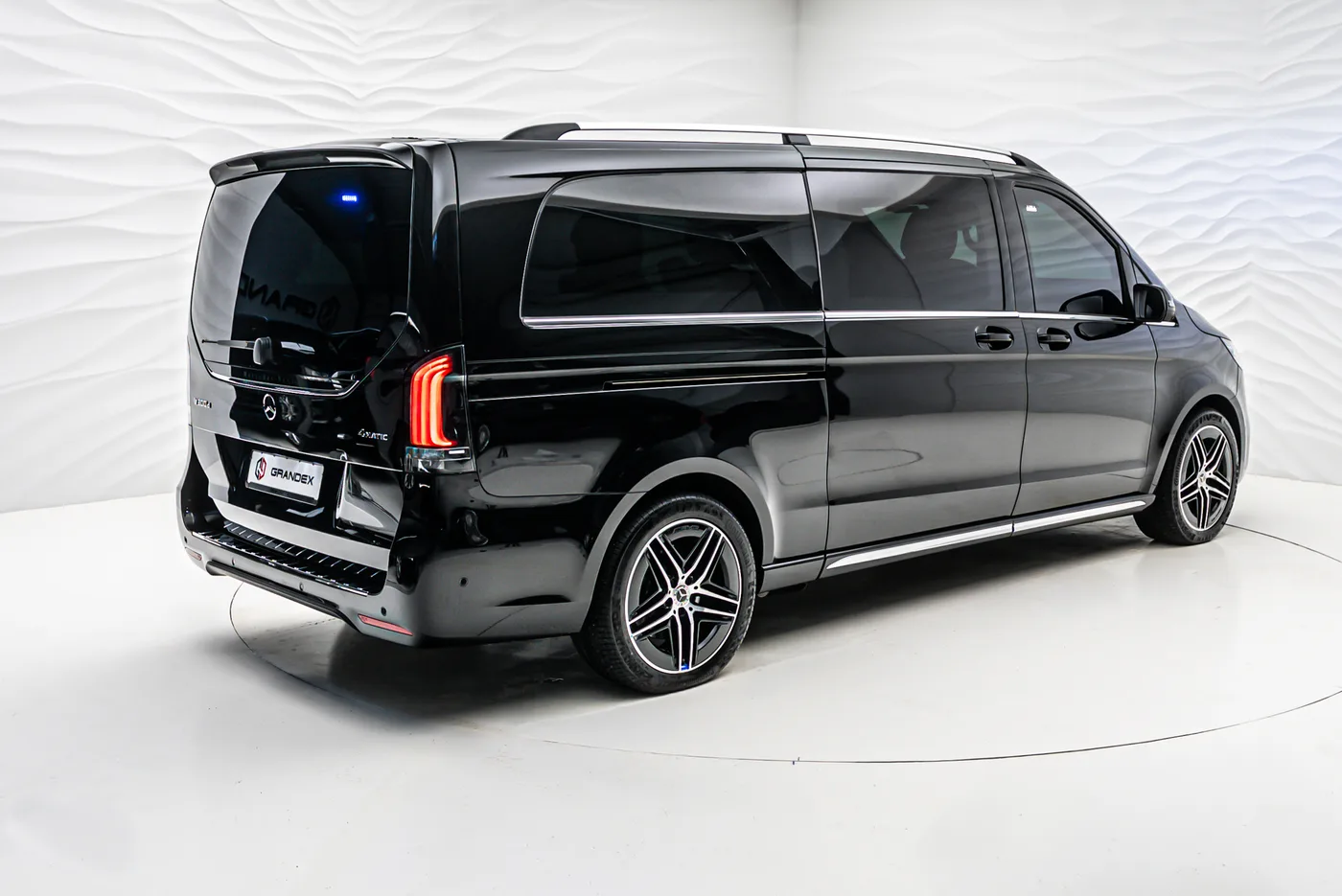 Mercedes-Benz V 300 d 4MATIC, extra-long, armoured B6 proposée par un concessionnaire spécialisé à Sengenthal, Allemagne, photo 6 sur 10