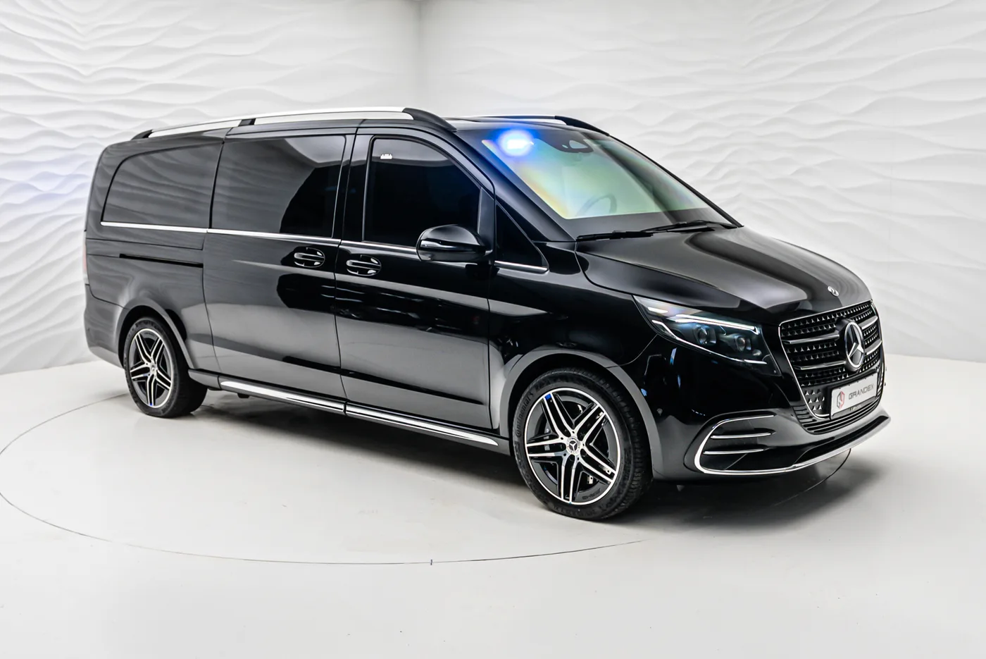 Mercedes-Benz V 300 d 4MATIC, extra-long, armoured B6 proposée par un concessionnaire spécialisé à Sengenthal, Allemagne, photo 8 sur 10