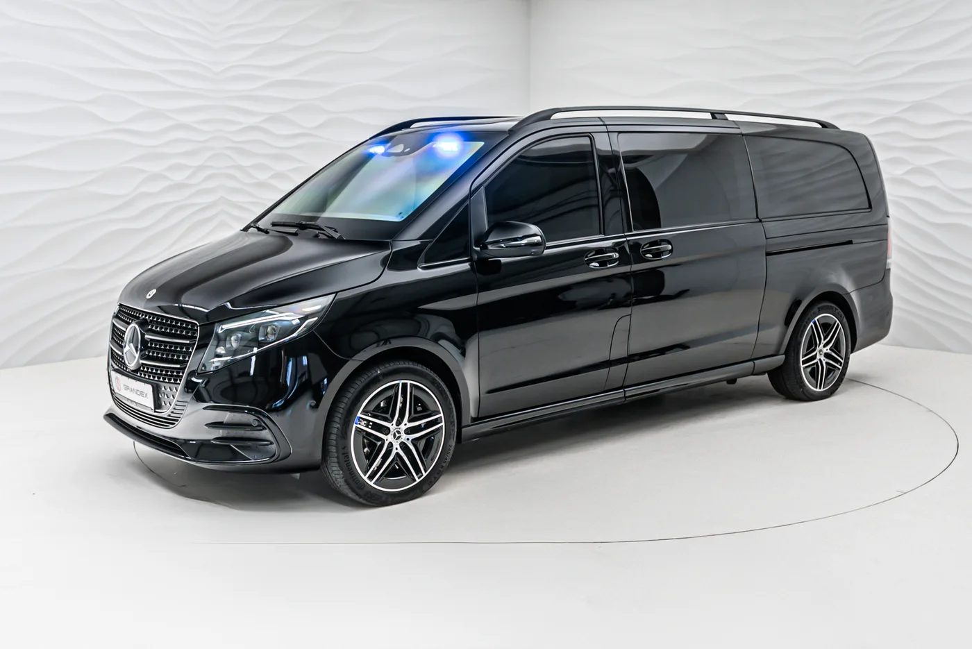 Mercedes-Benz V 300 d 4MATIC, extra-long, armoured B6 offered by a specialist dealer in Sengenthal, Germany, photo 2 of 10