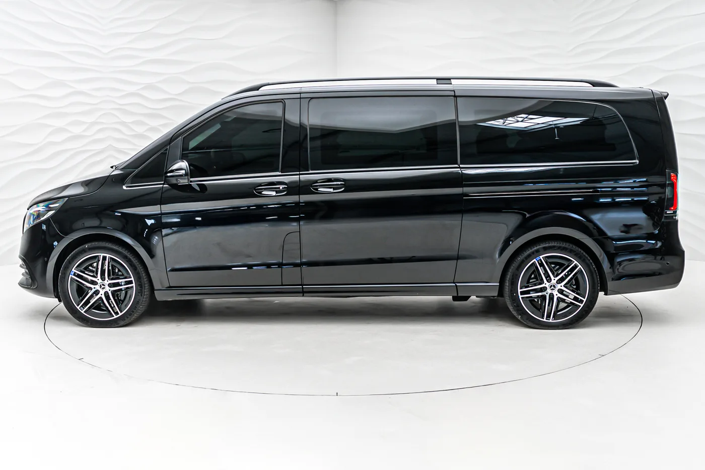 Mercedes-Benz V 300 d 4MATIC, extra-long, armoured B6 offered by a specialist dealer in Sengenthal, Germany, photo 3 of 10
