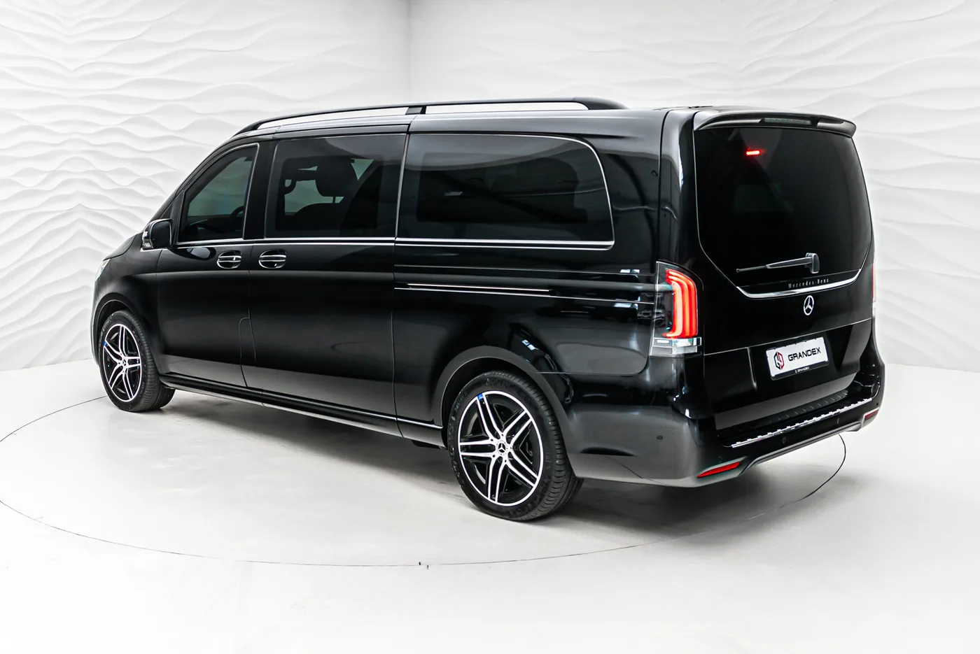 Mercedes-Benz V 300 d 4MATIC, extra-long, armoured B6 offered by a specialist dealer in Sengenthal, Germany, photo 4 of 10