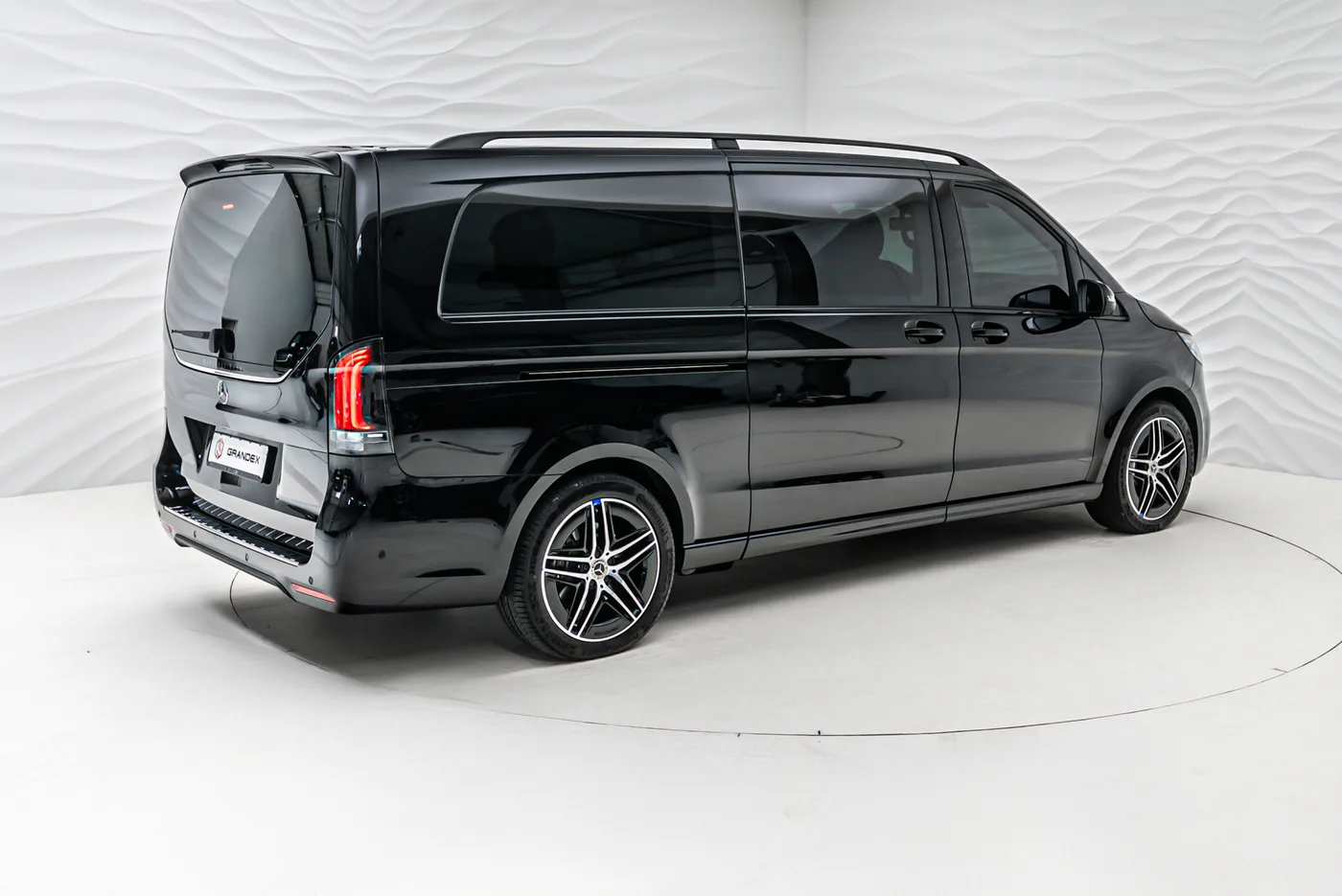 Mercedes-Benz V 300 d 4MATIC, extra-long, armoured B6 offered by a specialist dealer in Sengenthal, Germany, photo 5 of 10