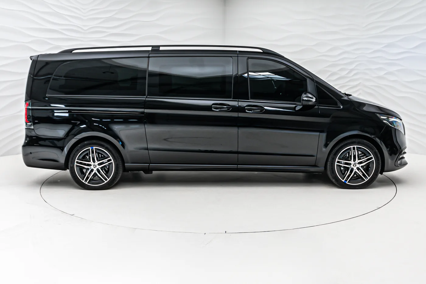 Mercedes-Benz V 300 d 4MATIC, extra-long, armoured B6 offered by a specialist dealer in Sengenthal, Germany, photo 6 of 10