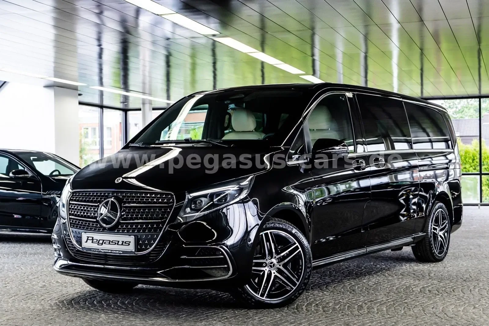 Mercedes-Benz V 300 d 4MATIC, Avantgarde, extra-long offered by a specialist dealer in Mönchengladbach, Germany, main photo