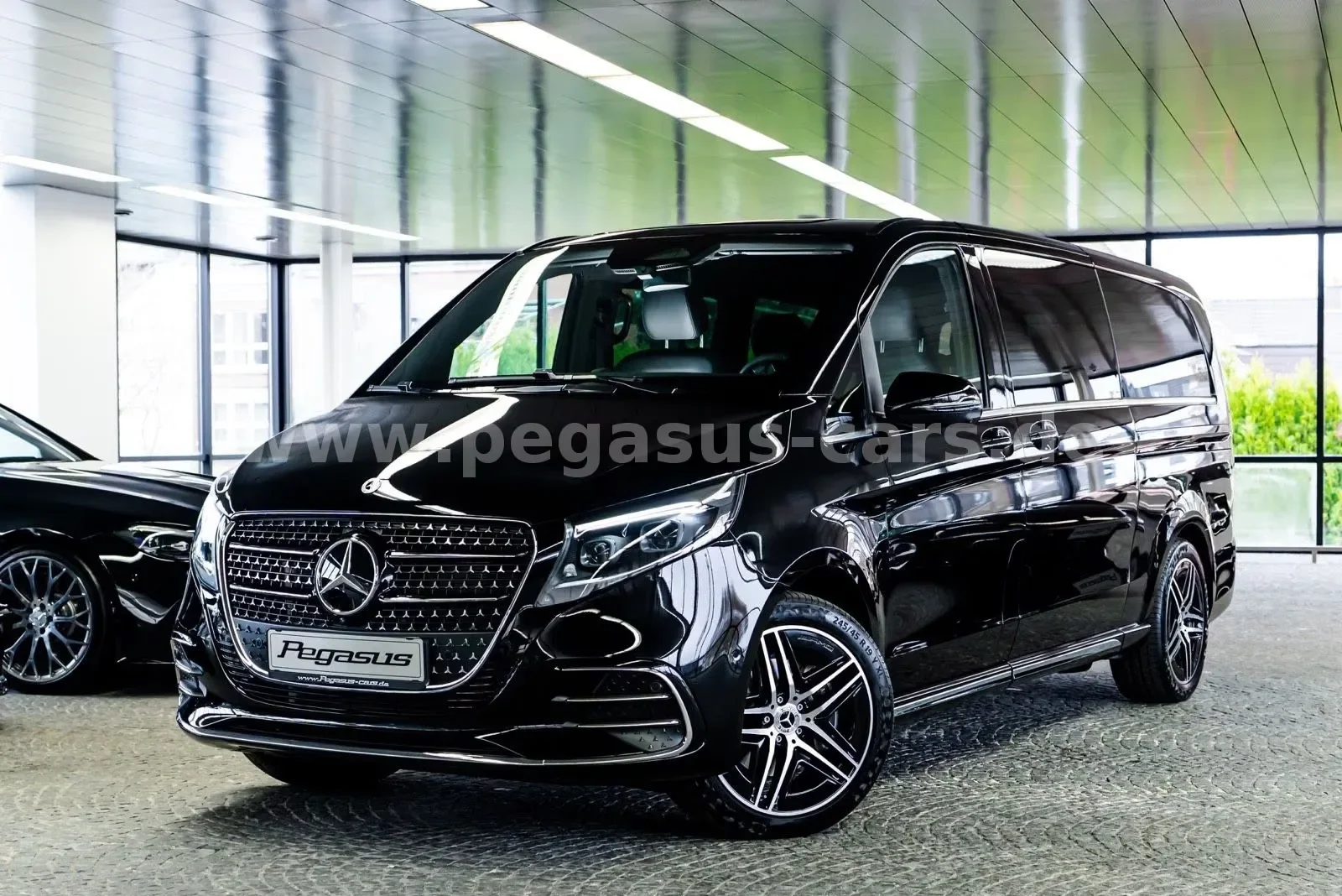 Mercedes-Benz V 300 d 4MATIC, Avantgarde, extra-long offered by a specialist dealer in Mönchengladbach, Germany, main photo