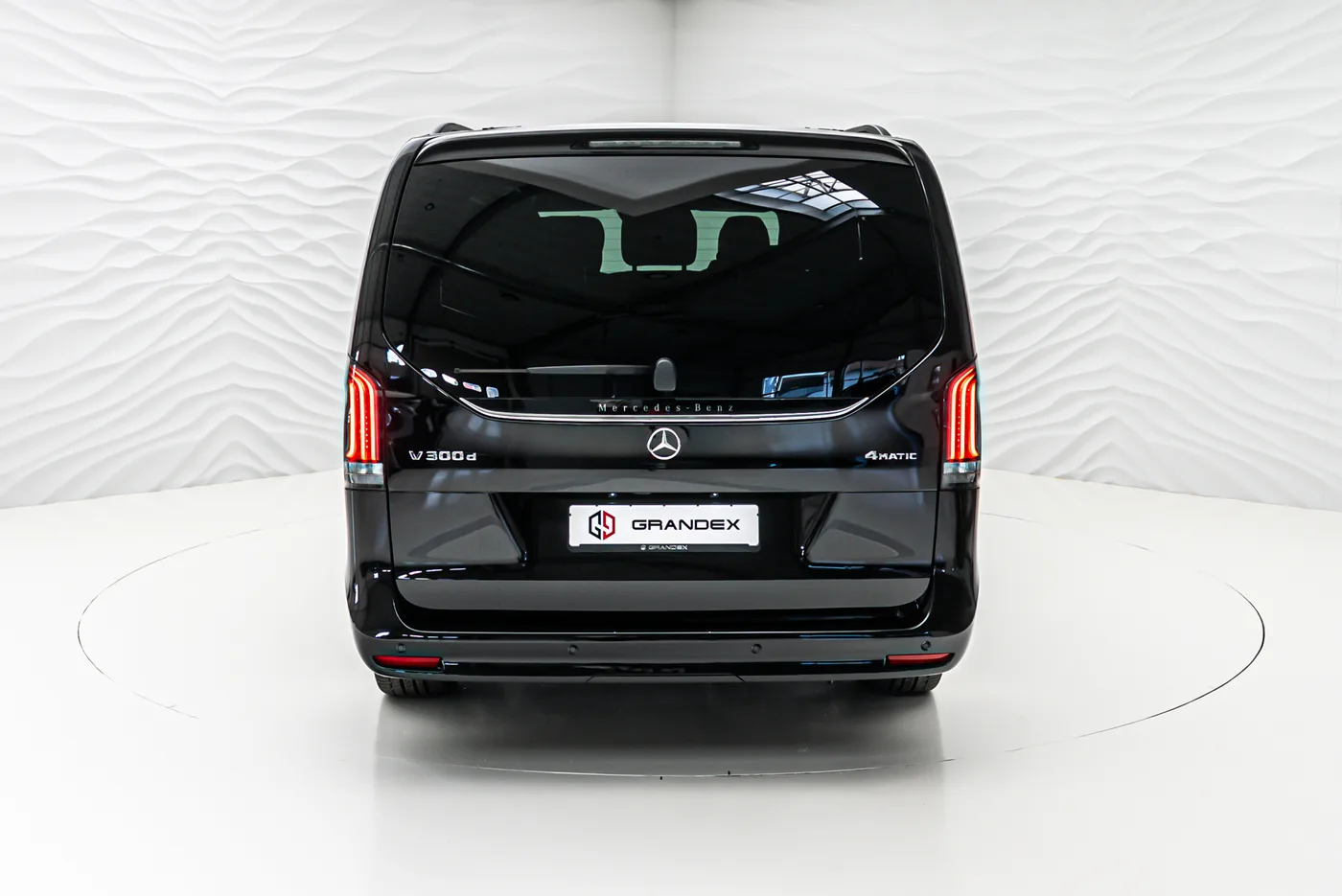 Mercedes-Benz V 300 Exclusive, extra-long offered by a specialist dealer in Sengenthal, Germany, photo 5 of 10