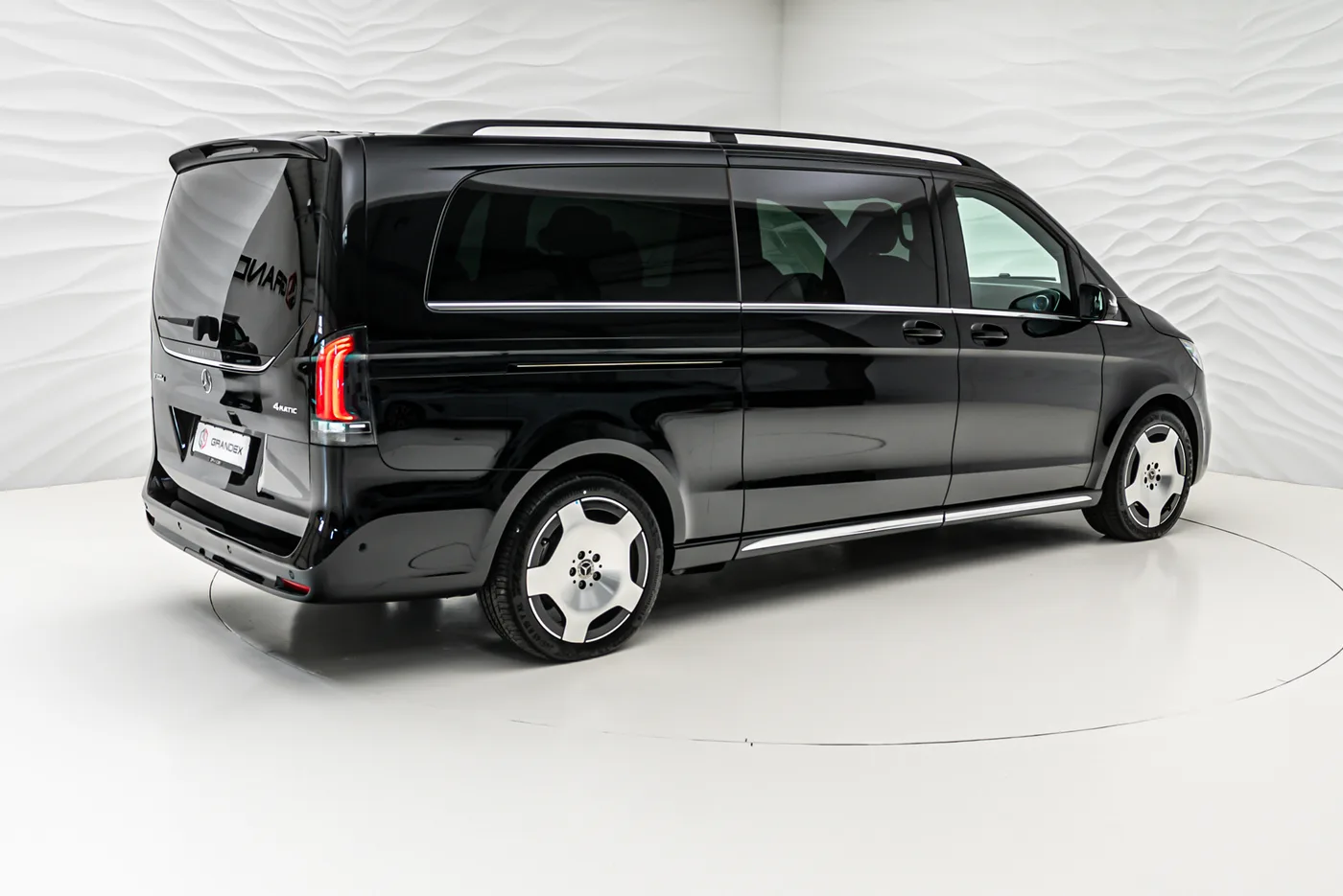 Mercedes-Benz V 300 Exclusive, extra-long offered by a specialist dealer in Sengenthal, Germany, photo 6 of 10