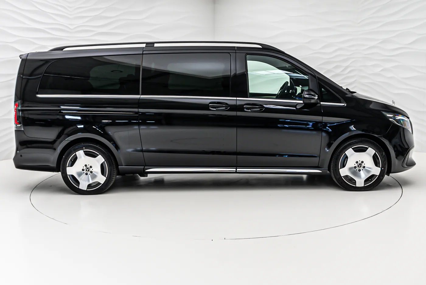 Mercedes-Benz V 300 Exclusive, extra-long offered by a specialist dealer in Sengenthal, Germany, photo 7 of 10