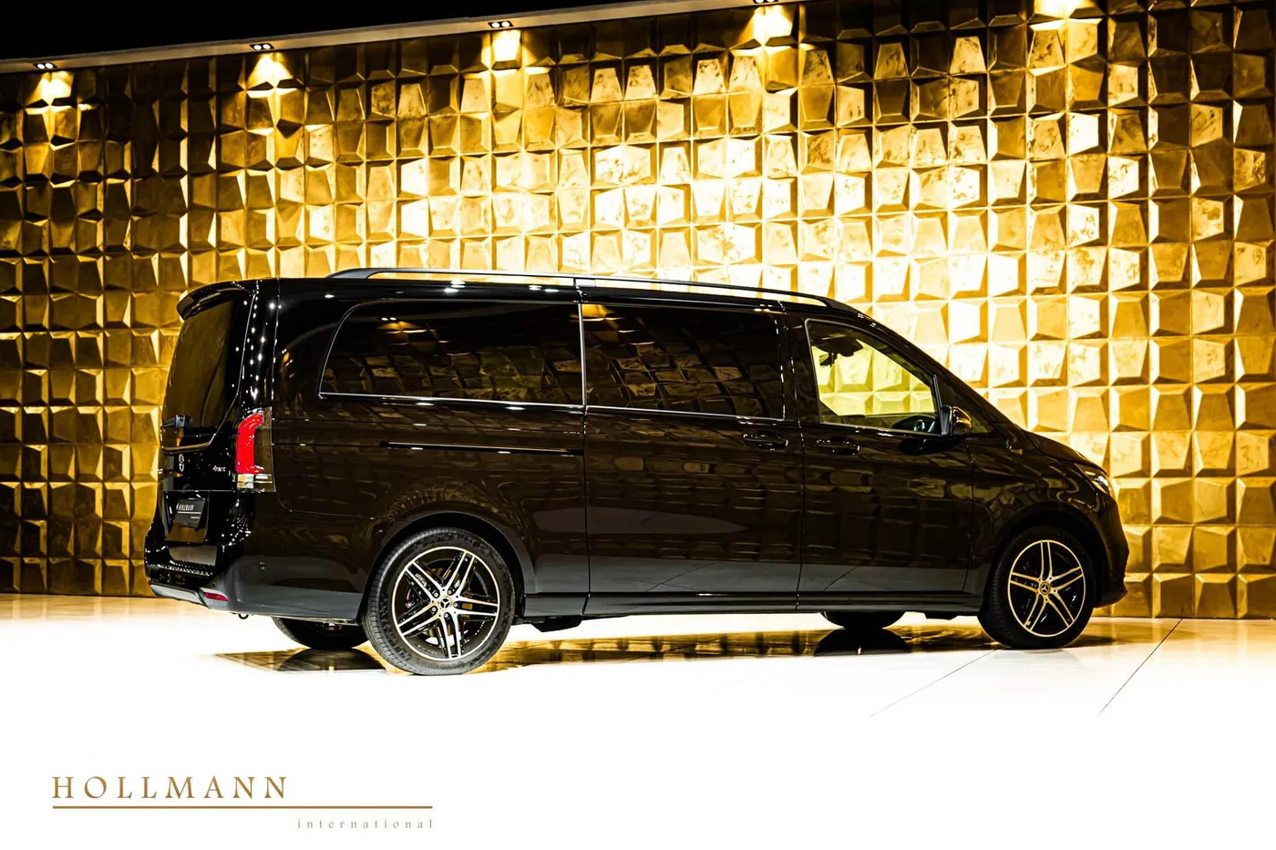 Mercedes-Benz V 300 d 4MATIC, extra-long, customized offered by a specialist dealer in Stuhr, Germany, photo 2 of 8